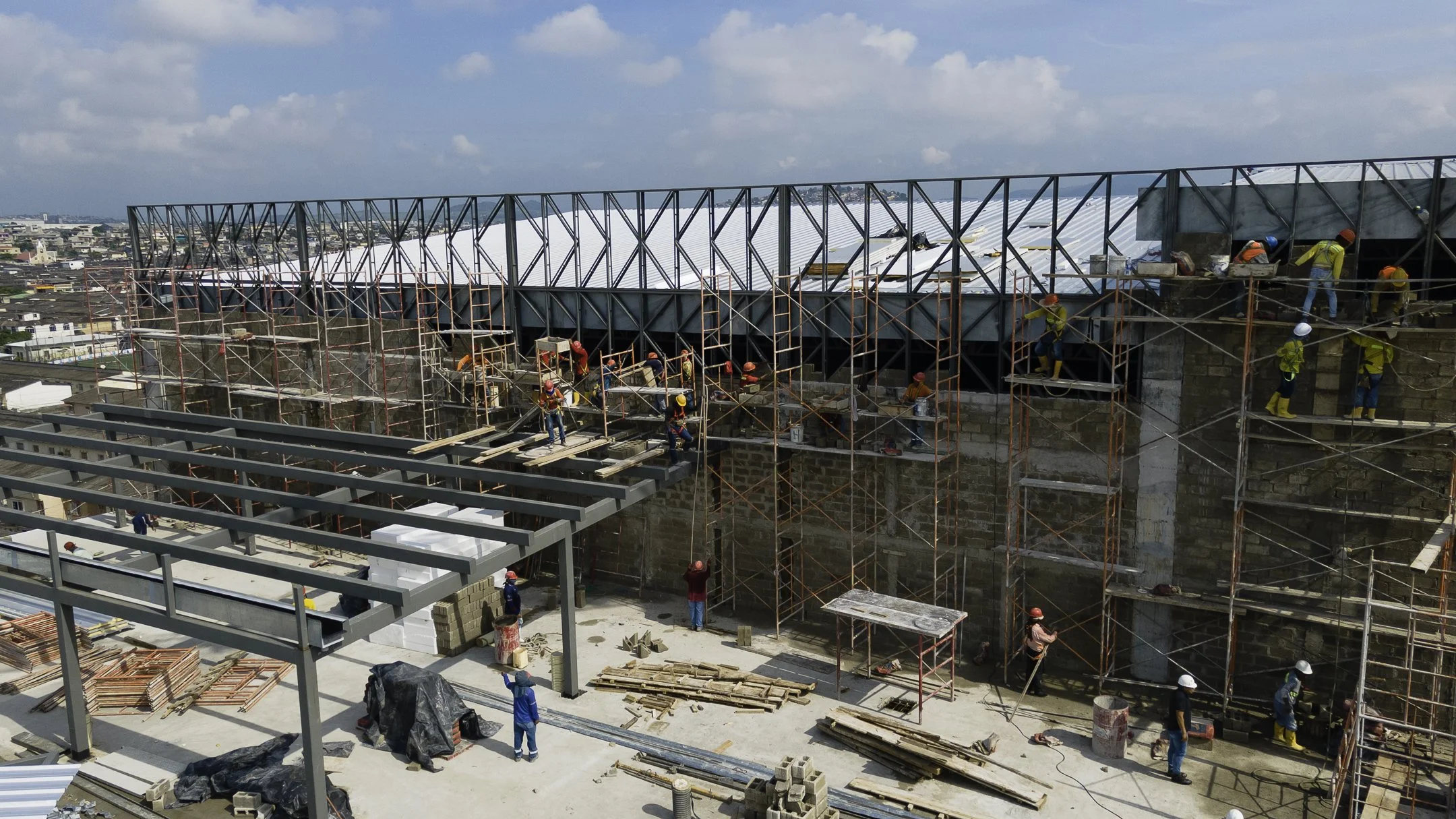 Ejecución e instalación de bloques de hormigón VIPRESA en proyectos comerciales y obras de gran escala.