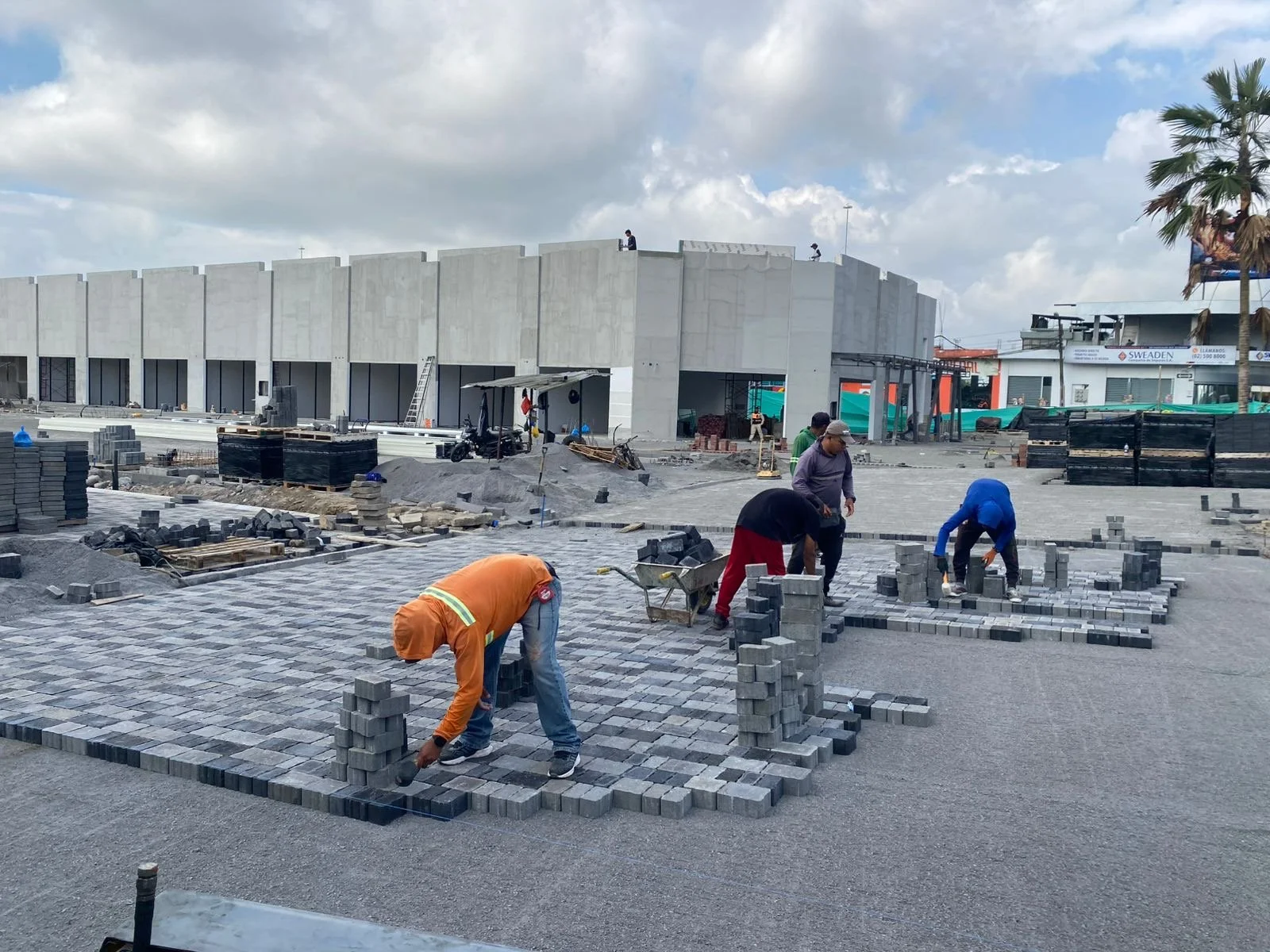 Instalación de adoquines de hormigón VIPRESA con preparación y colocación técnica para áreas exteriores y proyectos comerciales.