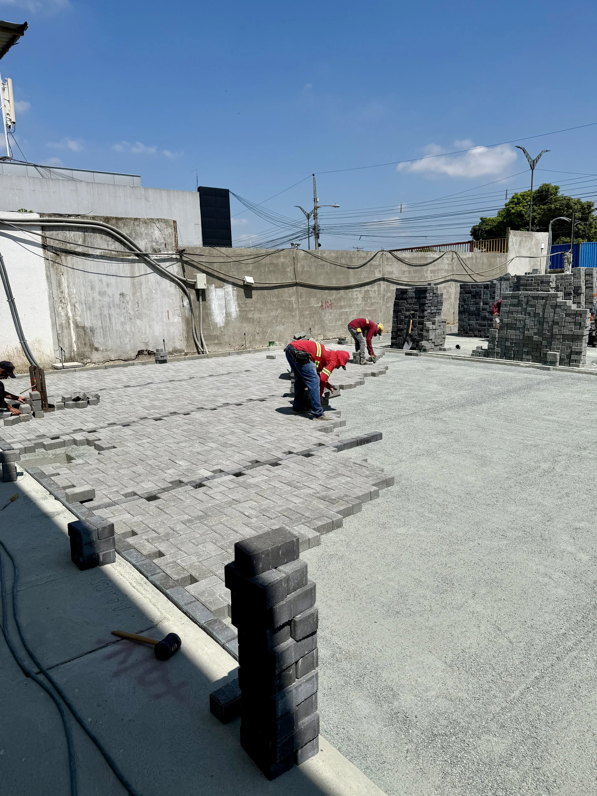 Instalación de adoquines de hormigón VIPRESA en obra en Guayaquil, Ecuador
