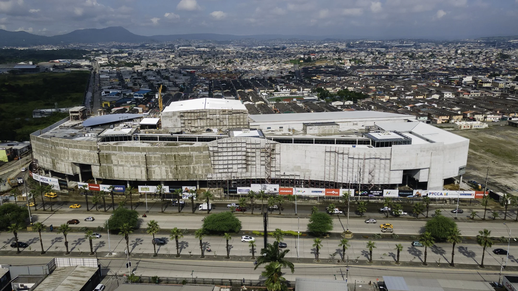 Suministro masivo de bloques de hormigón VIPRESA para obra Mall del Norte en Ecuador