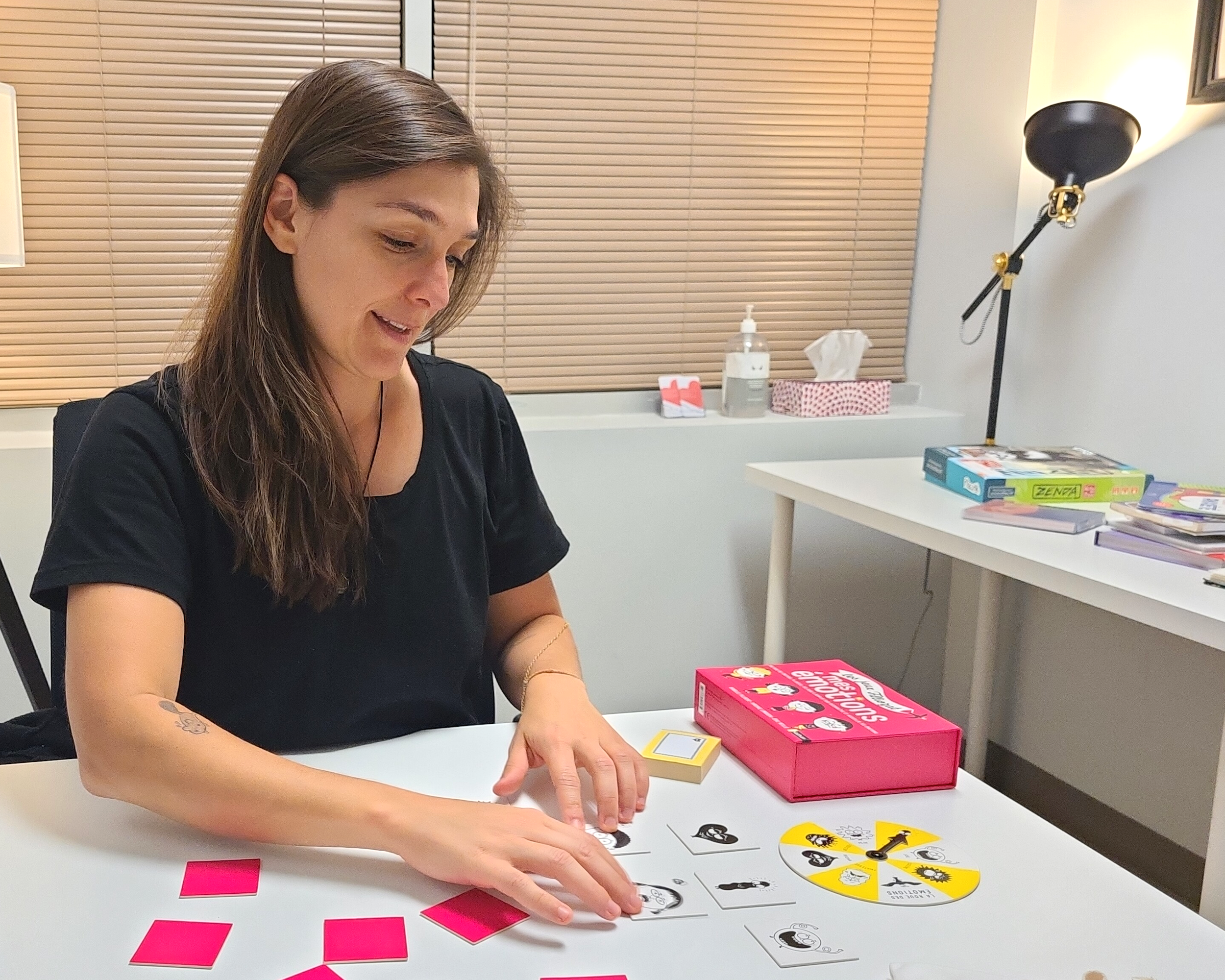 Sarah Guay-Lacombe, psychoéducatrice qui présente un jeu de table sur les émotions