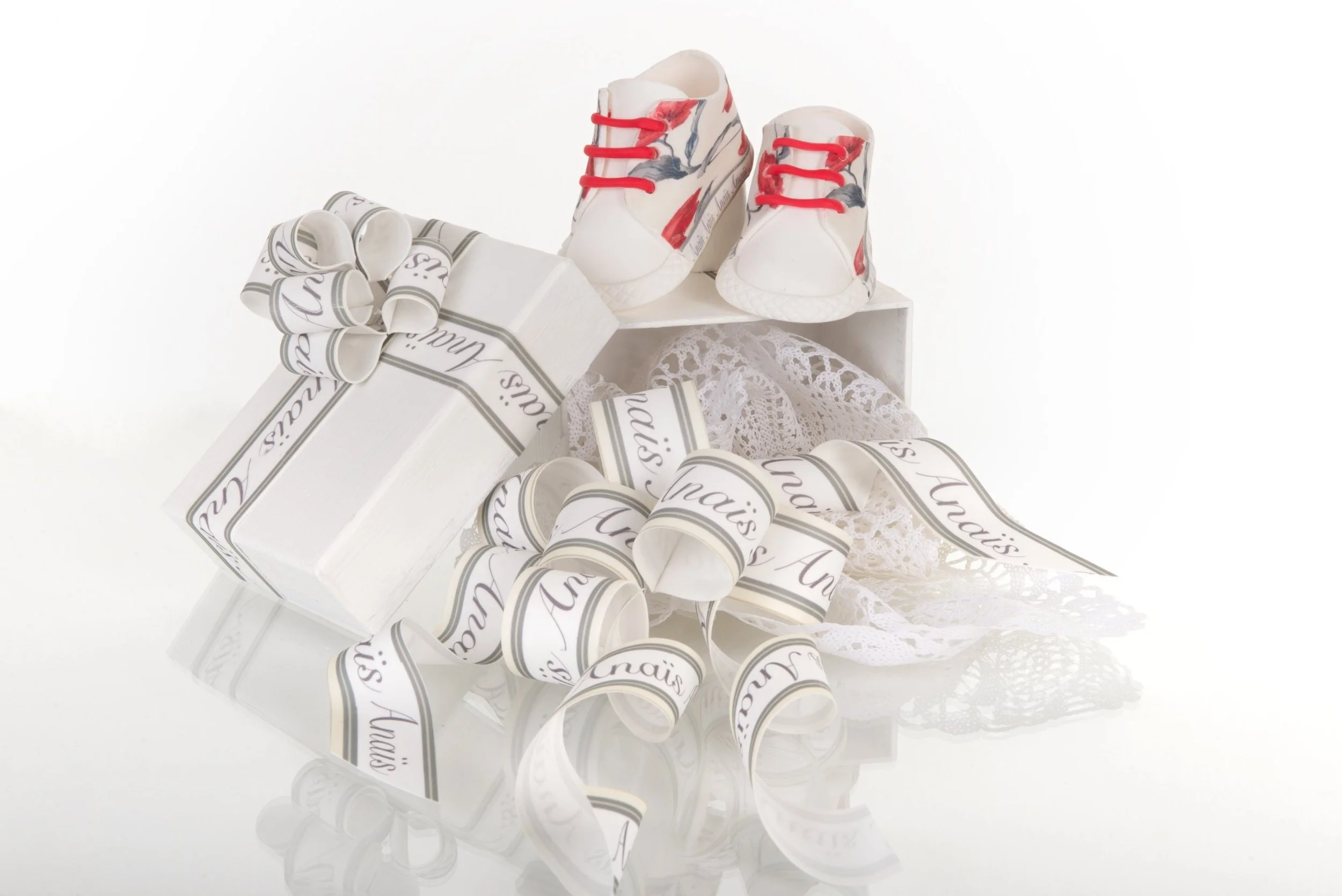 Chaussons de bébé et rubans en porcelaine de sucre (pâte à sucre) du Créateur de l'Ombre · Sugar porcelain by The Shadow Creator