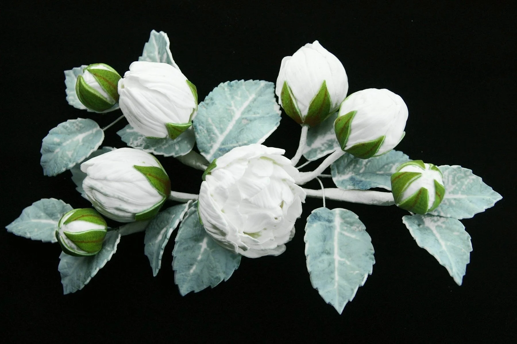 Fleurs en sucre du Créateur de l'Ombre : pivoines blanches en porcelaine de sucre · Sugar flowers by The Shadow Creator