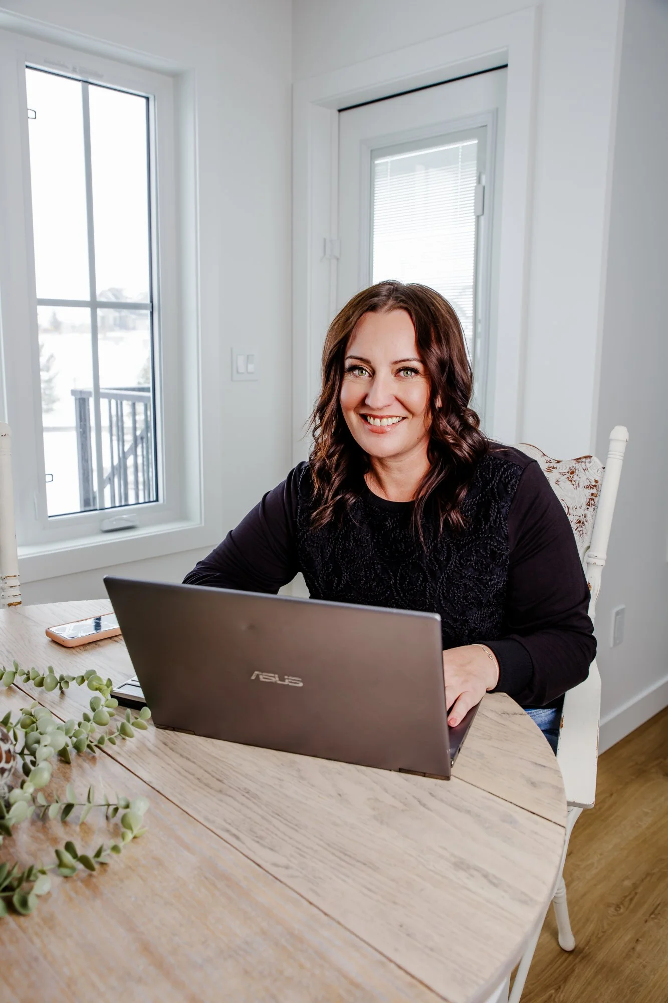 Anna Tonery working remotely with mortgage clients in Canada and clients exploring financing options in Mexico.