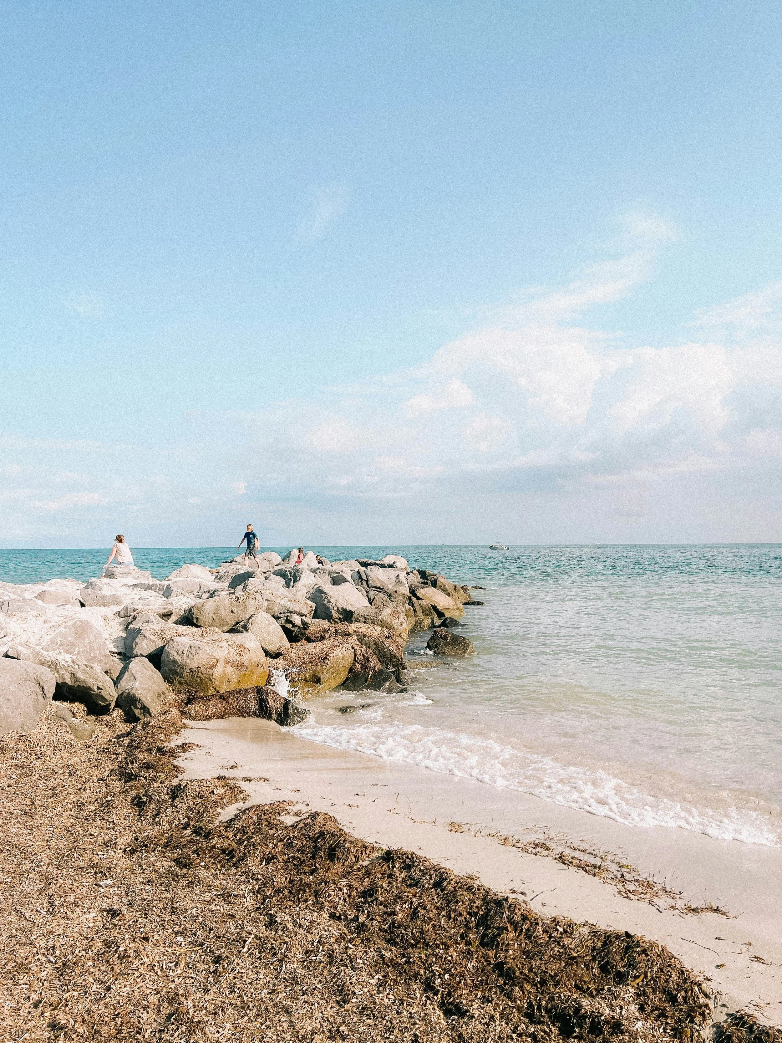 Soft neutral coastal texture representing a calm approach to psychotherapy