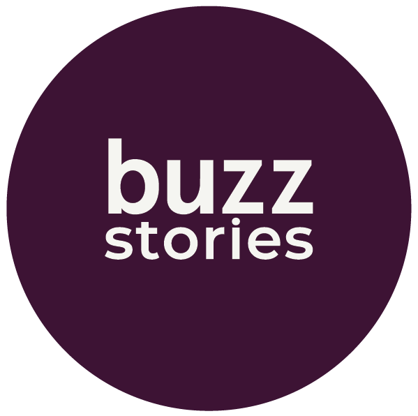 En rund logo med mørk lilla bakgrunn og teksten "buzz stories" i hvitt.