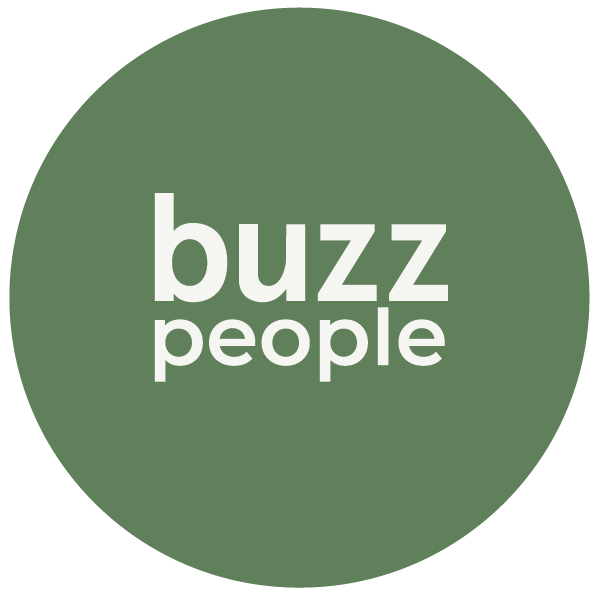 En rund logo med grønn bakgrunn og teksten "buzz people" i hvitt.