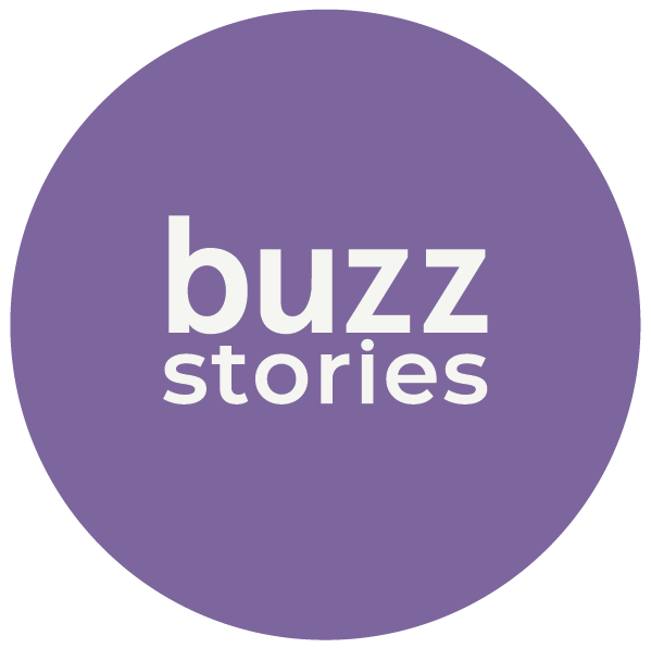 En rund logo med lavendel bakgrunn og teksten "stories" i hvitt.
