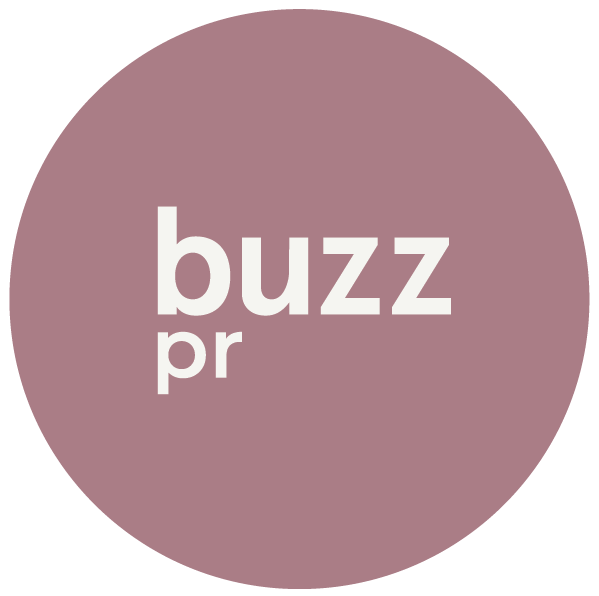 En rund logo med rosa bakgrunn og teksten "pr" i hvitt.