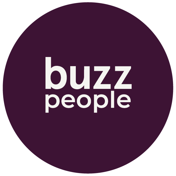 En rund logo med lilla bakgrunn og teksten "people" i hvitt.