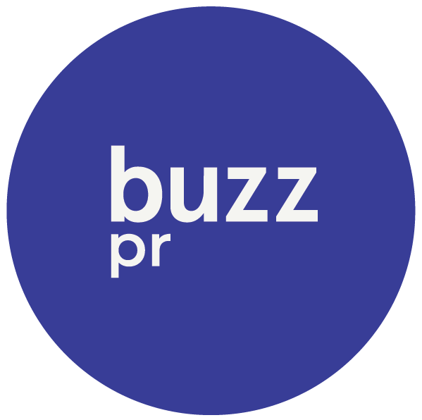 En rund logo med blå bakgrunn og teksten "pr" i hvitt.