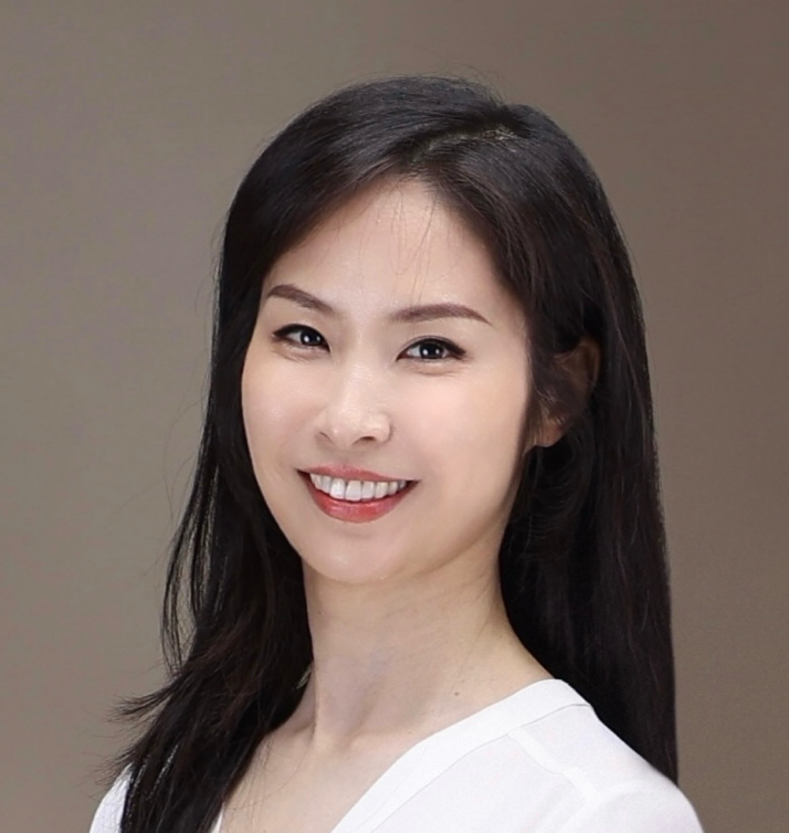미소 짓는 검은 머리 여성을 보여주는 초상화