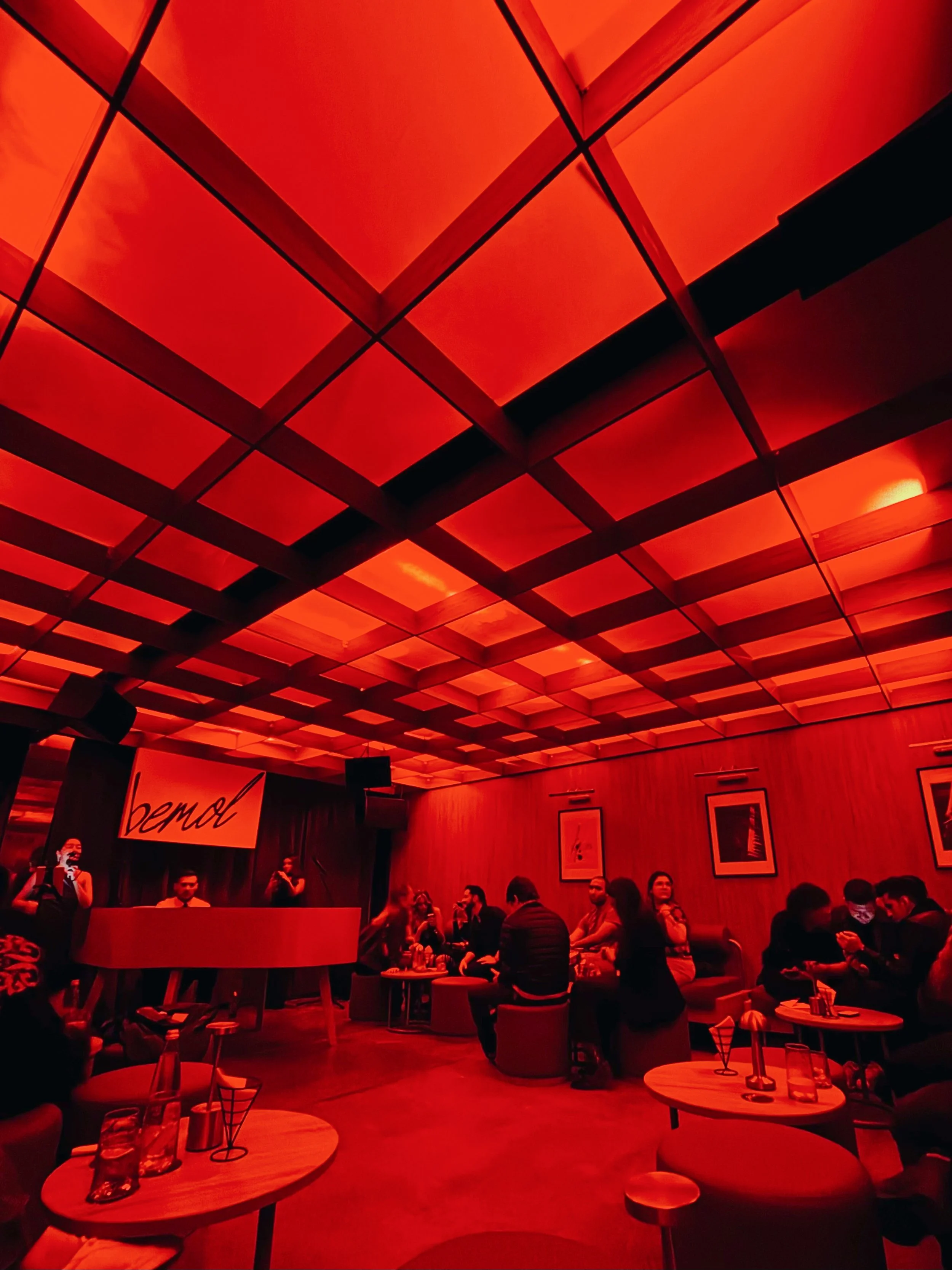 Nuevo piano bar en Bogotá, cantante, pianista y espectadores