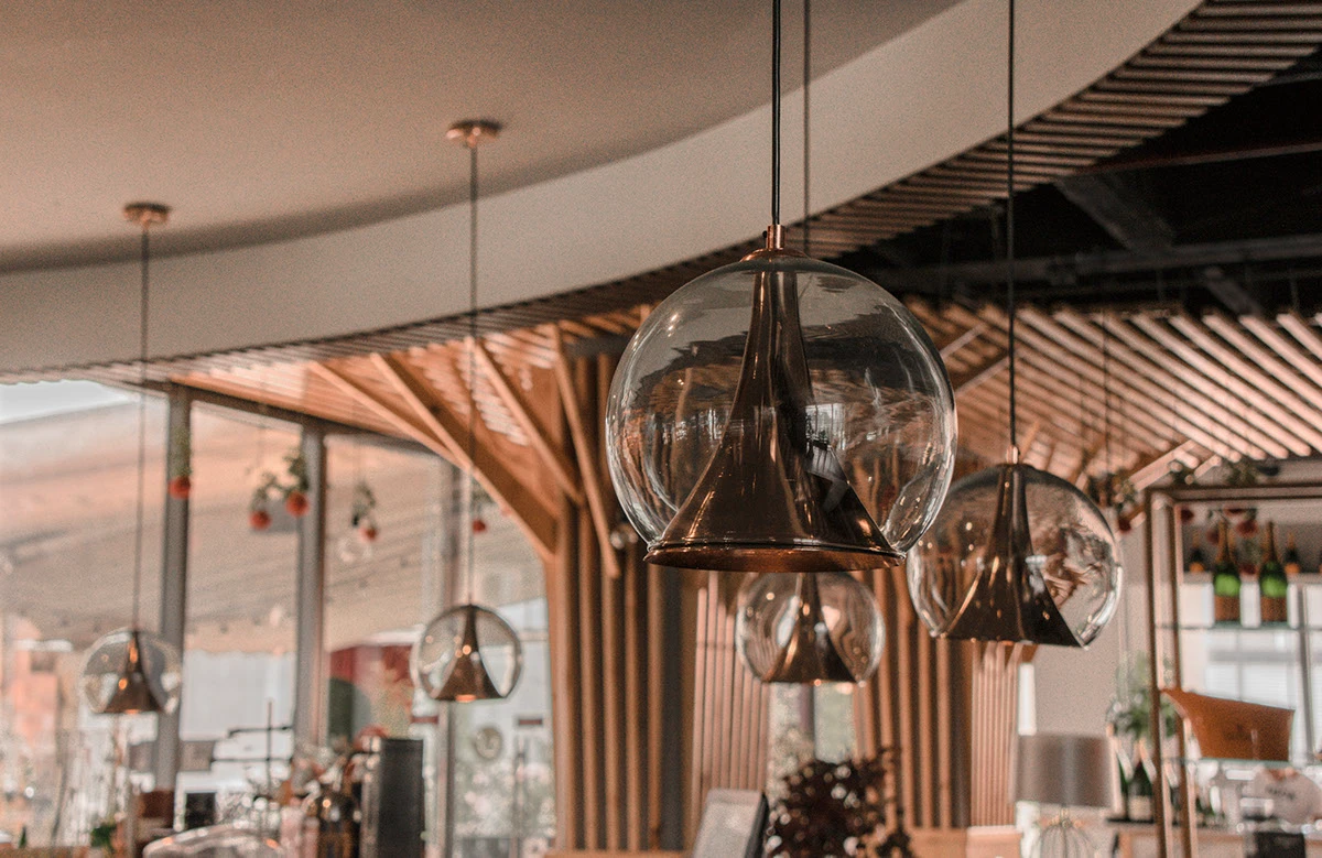 Restaurante con lámparas circulares y transparentes
