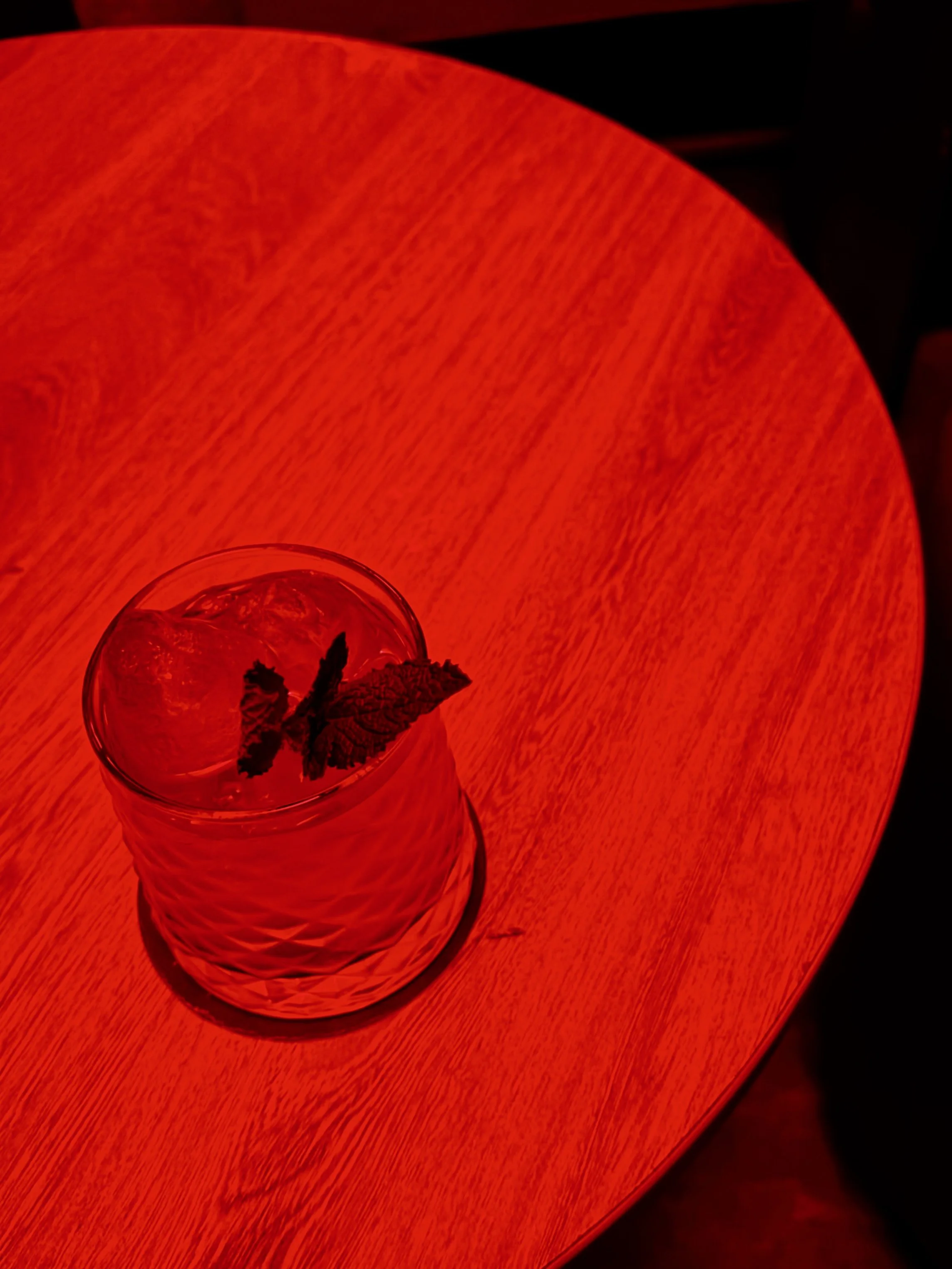 Mesa de madera con coctel en piano bar