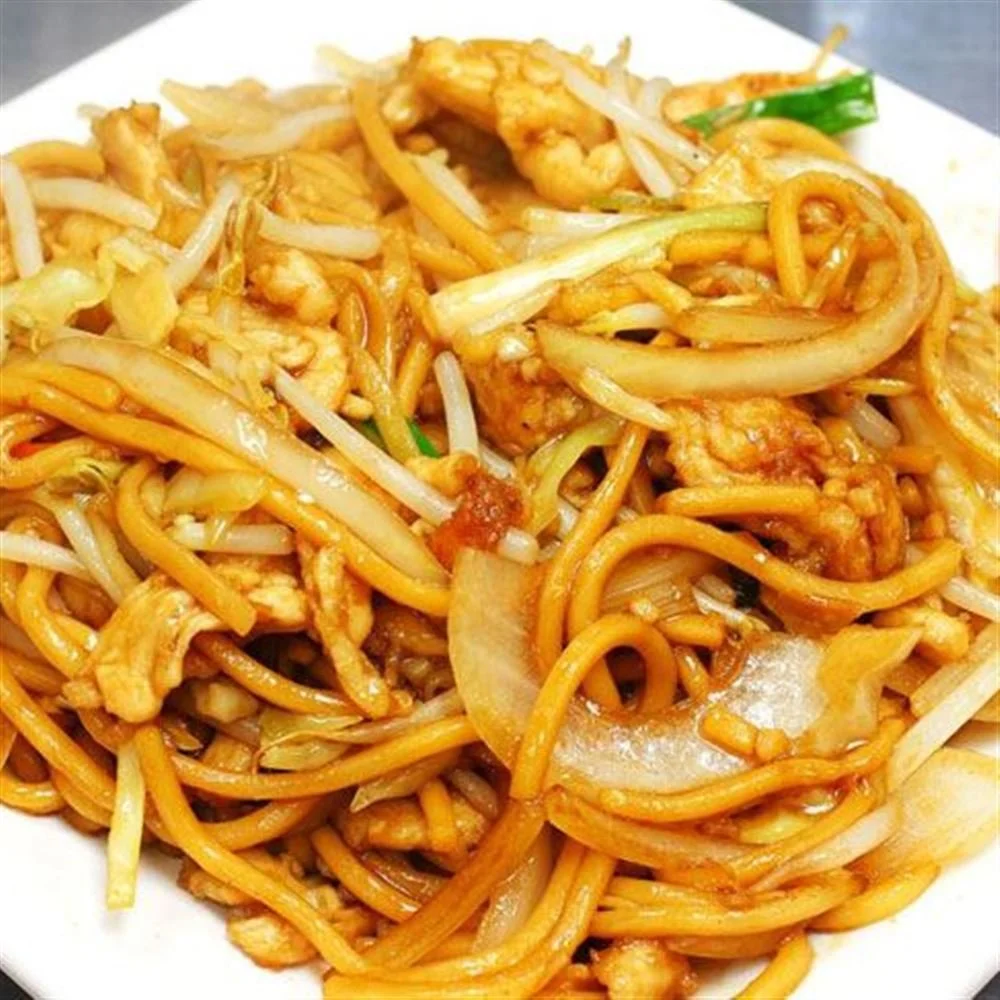 A plate of stir-fried noodles with chicken, bean sprouts, onion, and scallions.