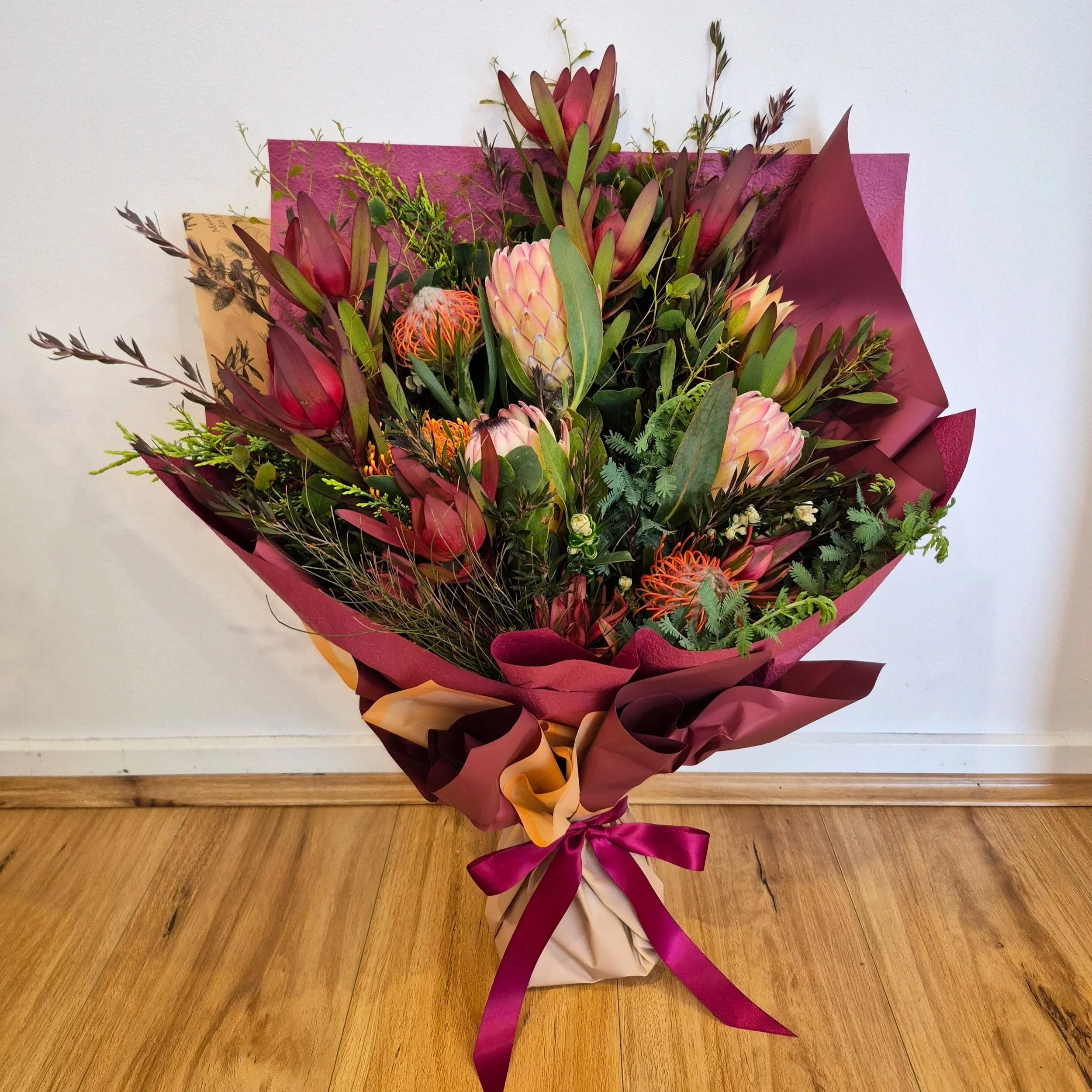 Large native bouquet. Red, orange an pink.