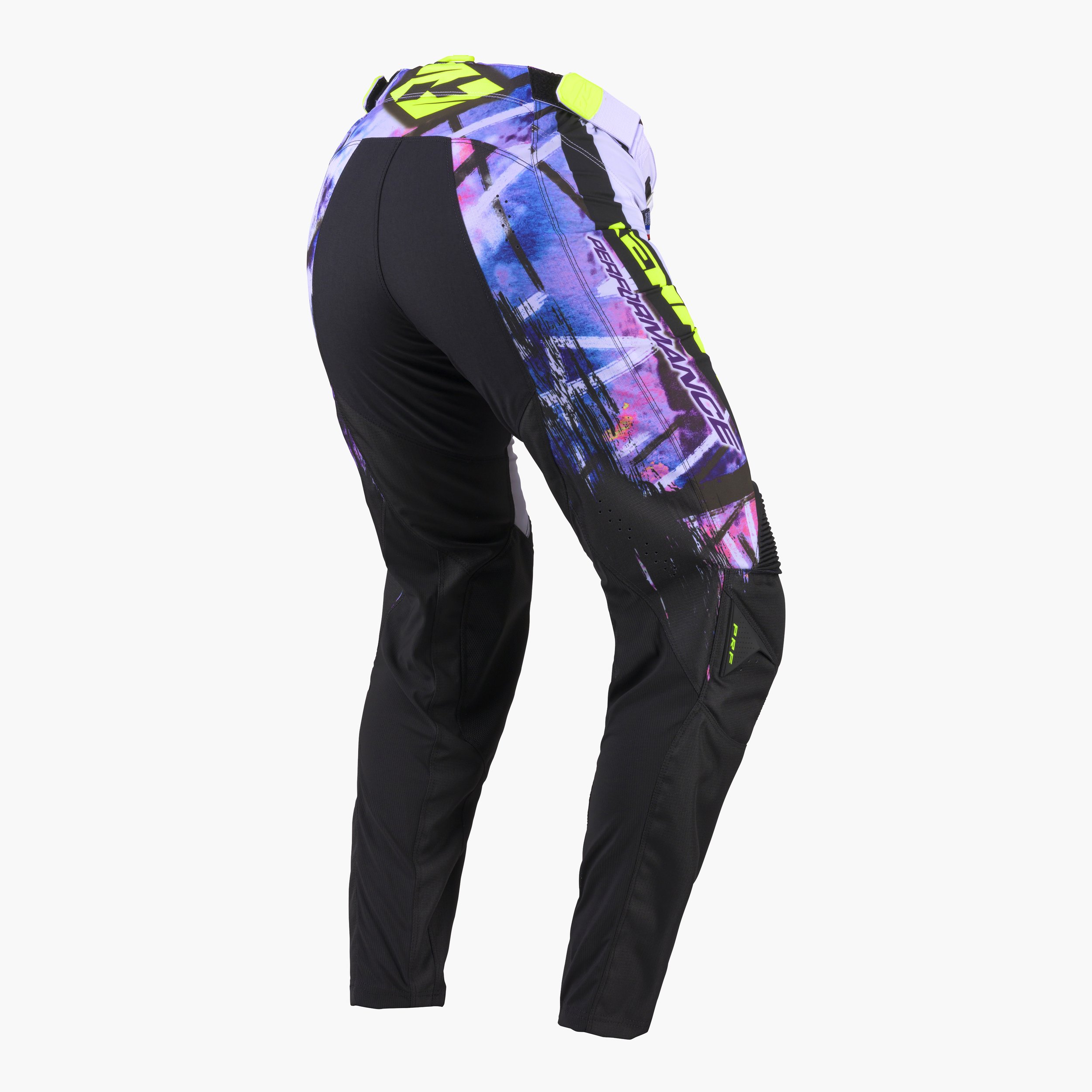 Vêtements de motocross avec motif coloré, comprenant un pantalon noir avec création artistique en bleu, rose et jaune, et un haut assorti avec motifs similaires.