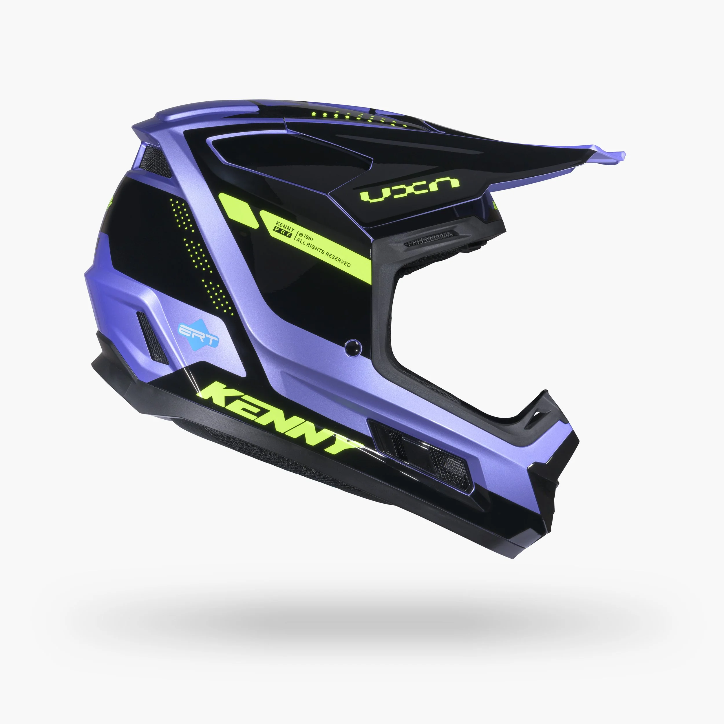 Casque de moto sportif avec design futuriste, principalement en violet et noir avec des éléments lumineux vert fluo, affichant le mot 'Kenny' et d'autres inscriptions.