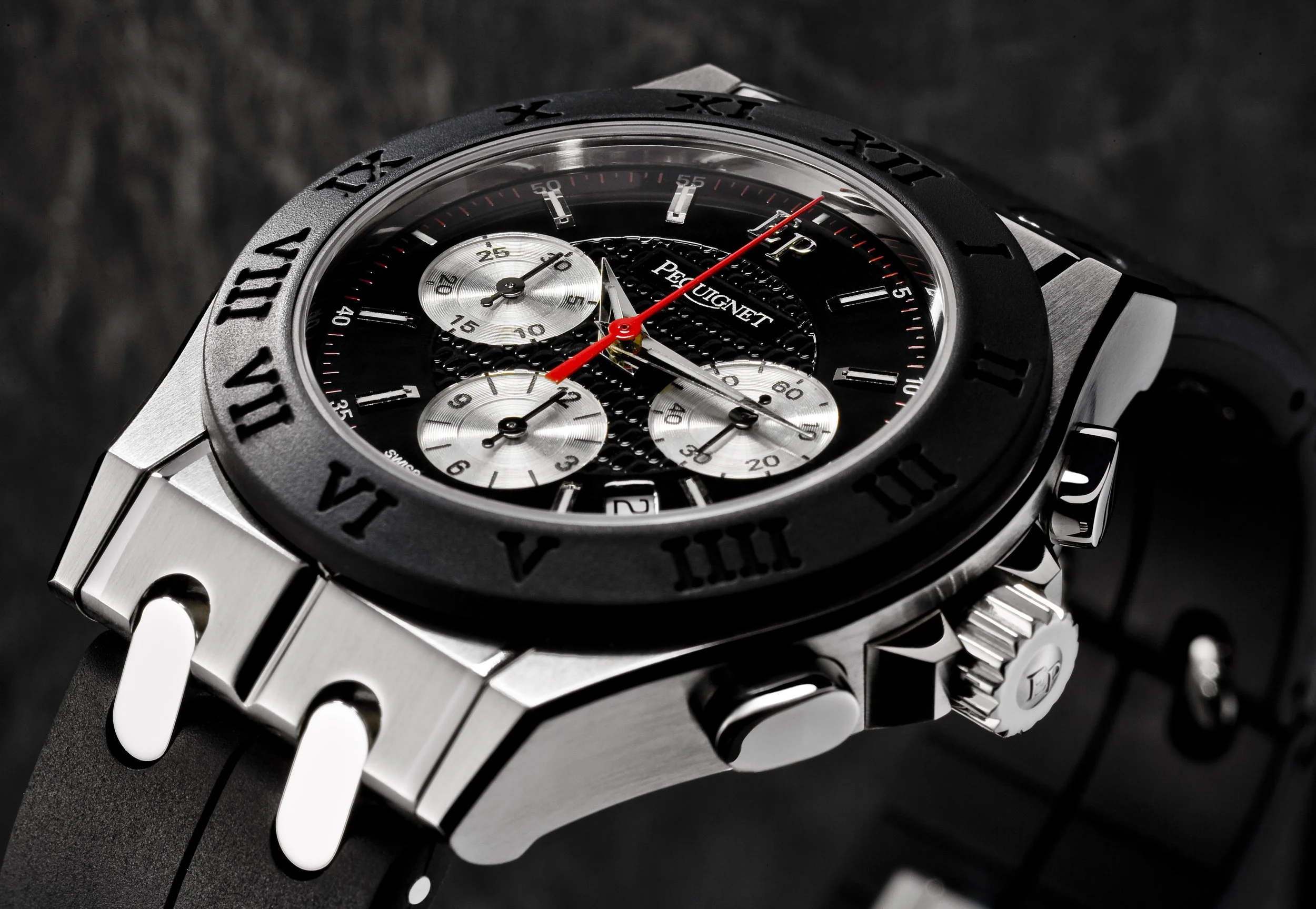 Montre de luxe avec cadran noir, sous-cadrans argentés, et bracelet en acier inoxydable.