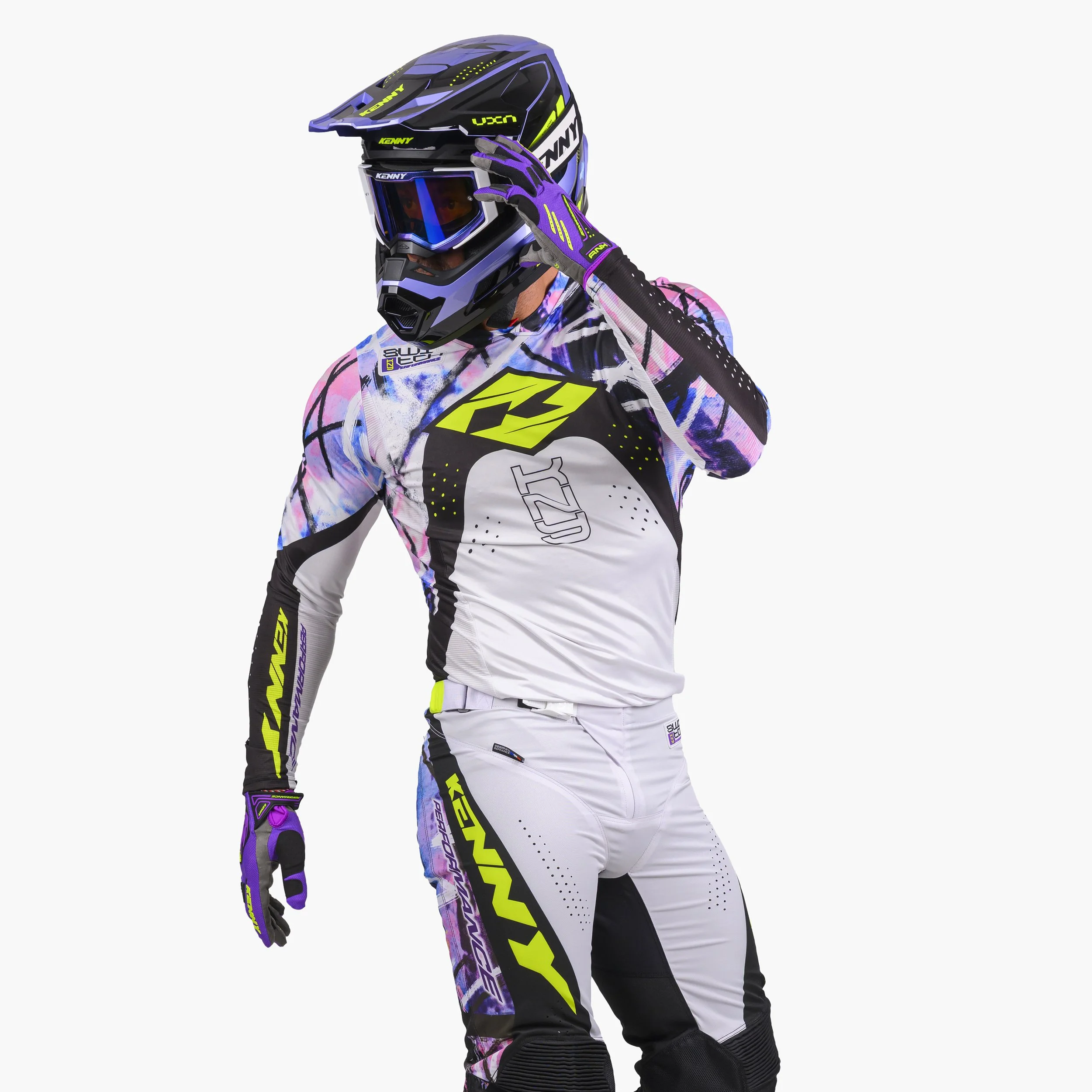 Maanequin en tenue de motocross avec casque et équipement coloré haut de gamme sur fond blanc.