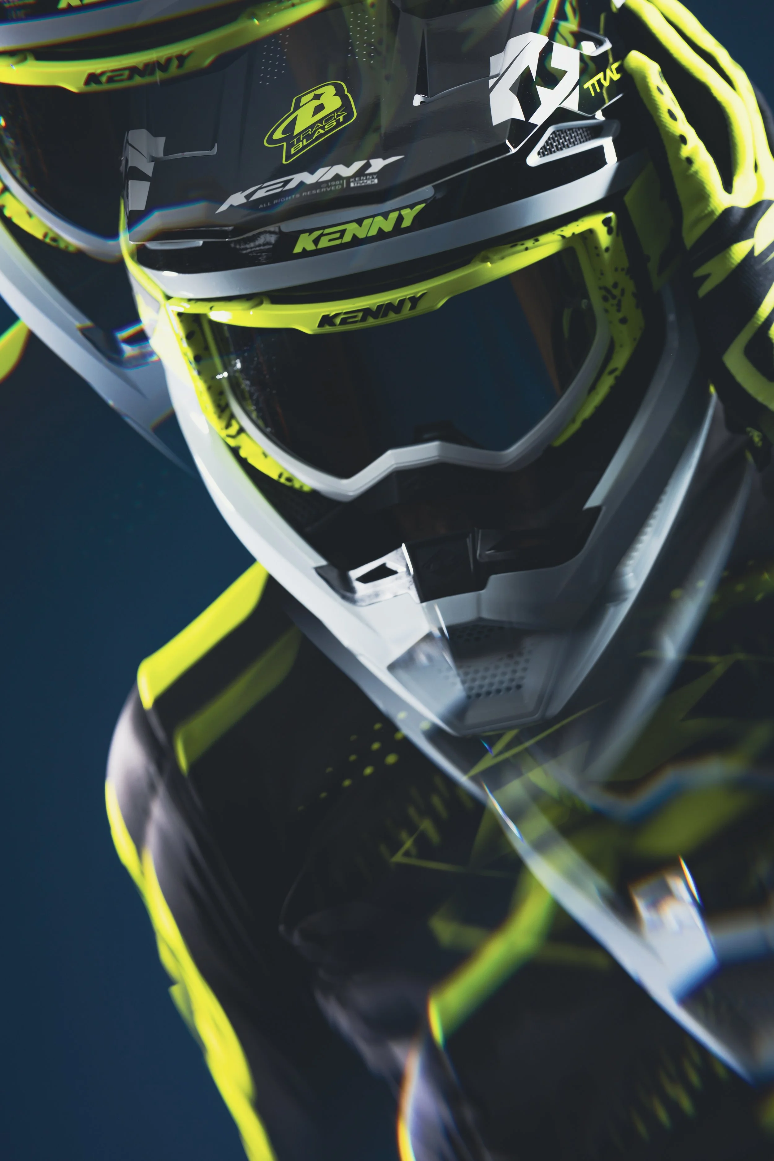 Casque de motocross de couleur noire, jaune fluo et blanc avec des logos "KENNY" et "44 Blast".