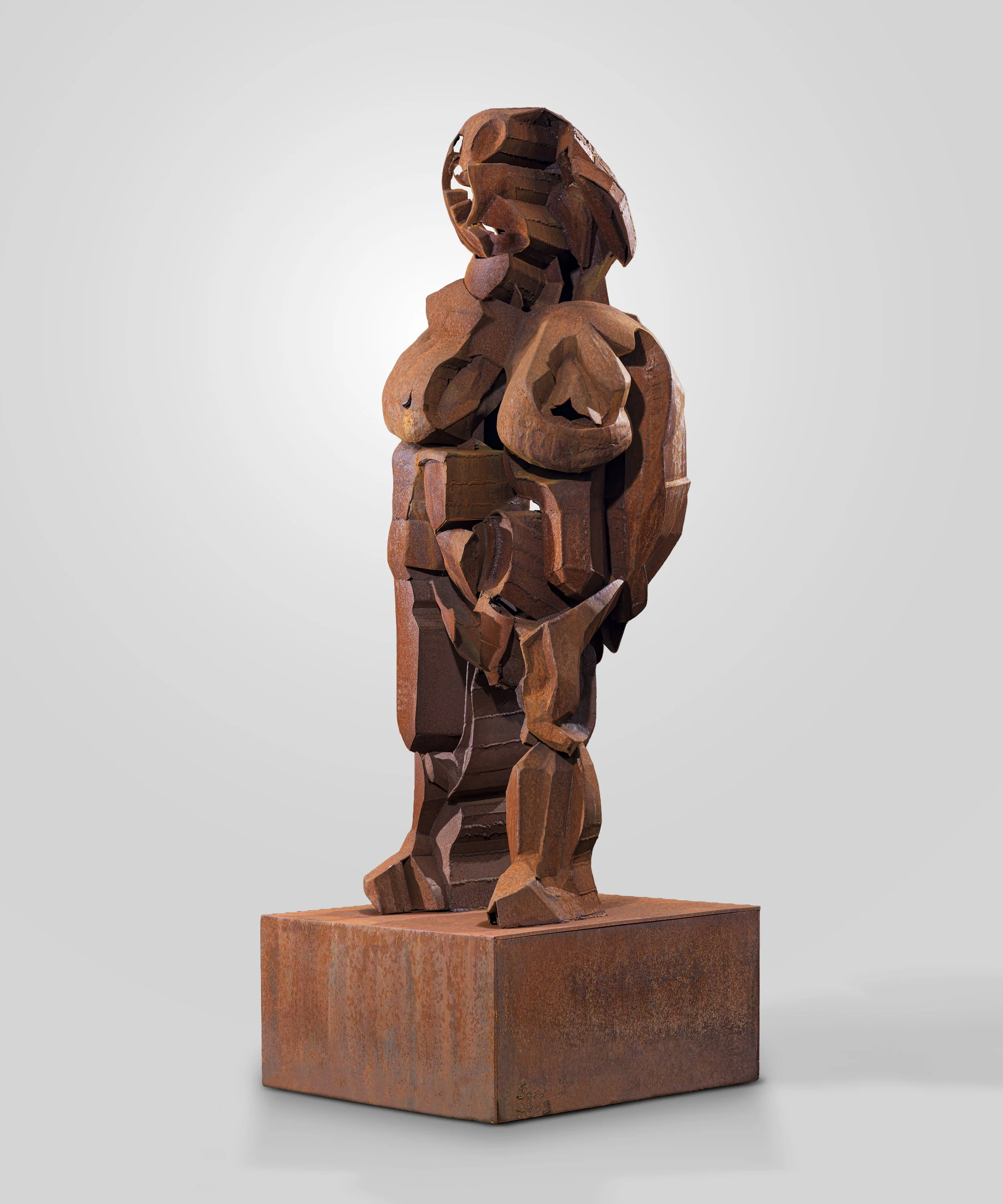 Sculpture en acier corten représentant un portrait d'une femme, signée en bas à droite, sur une base en pierre