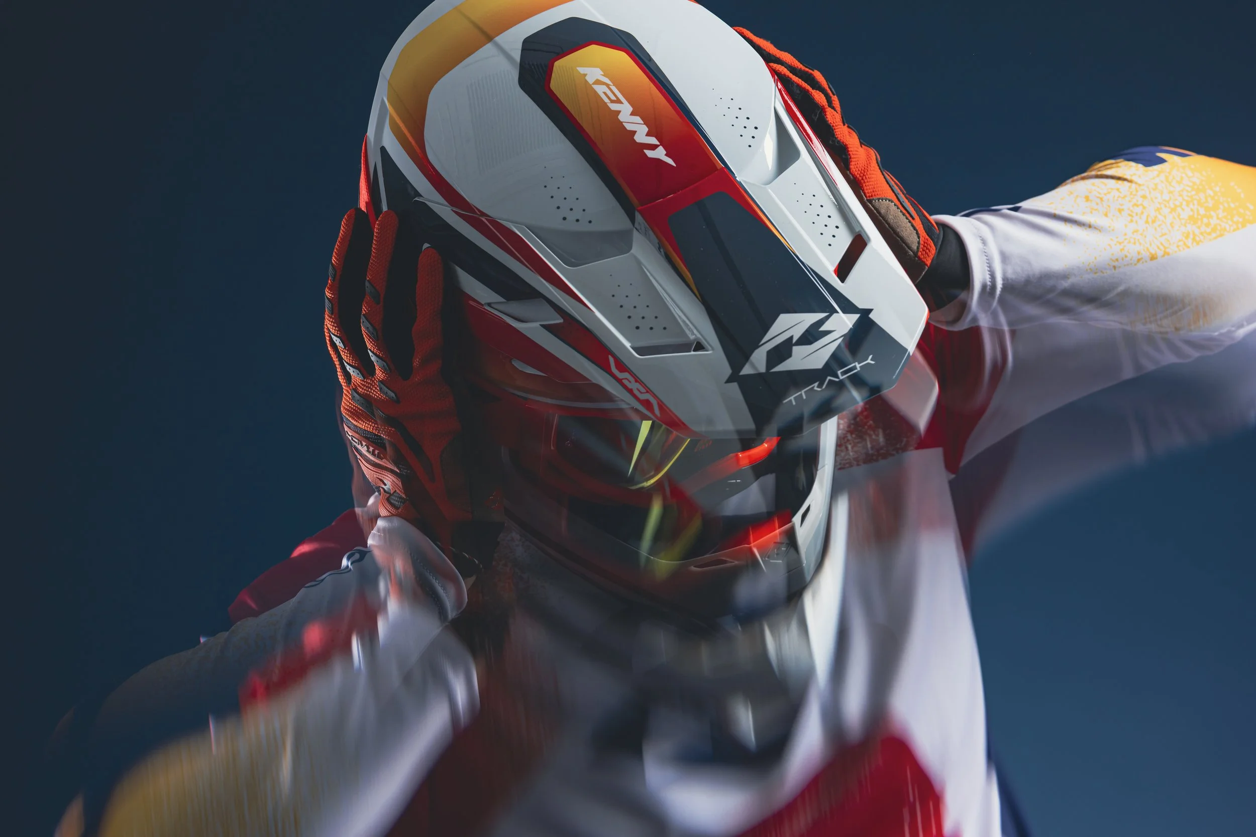 Un motocrosseur portant un casque et une tenue de protection, prête à faire du motocross.