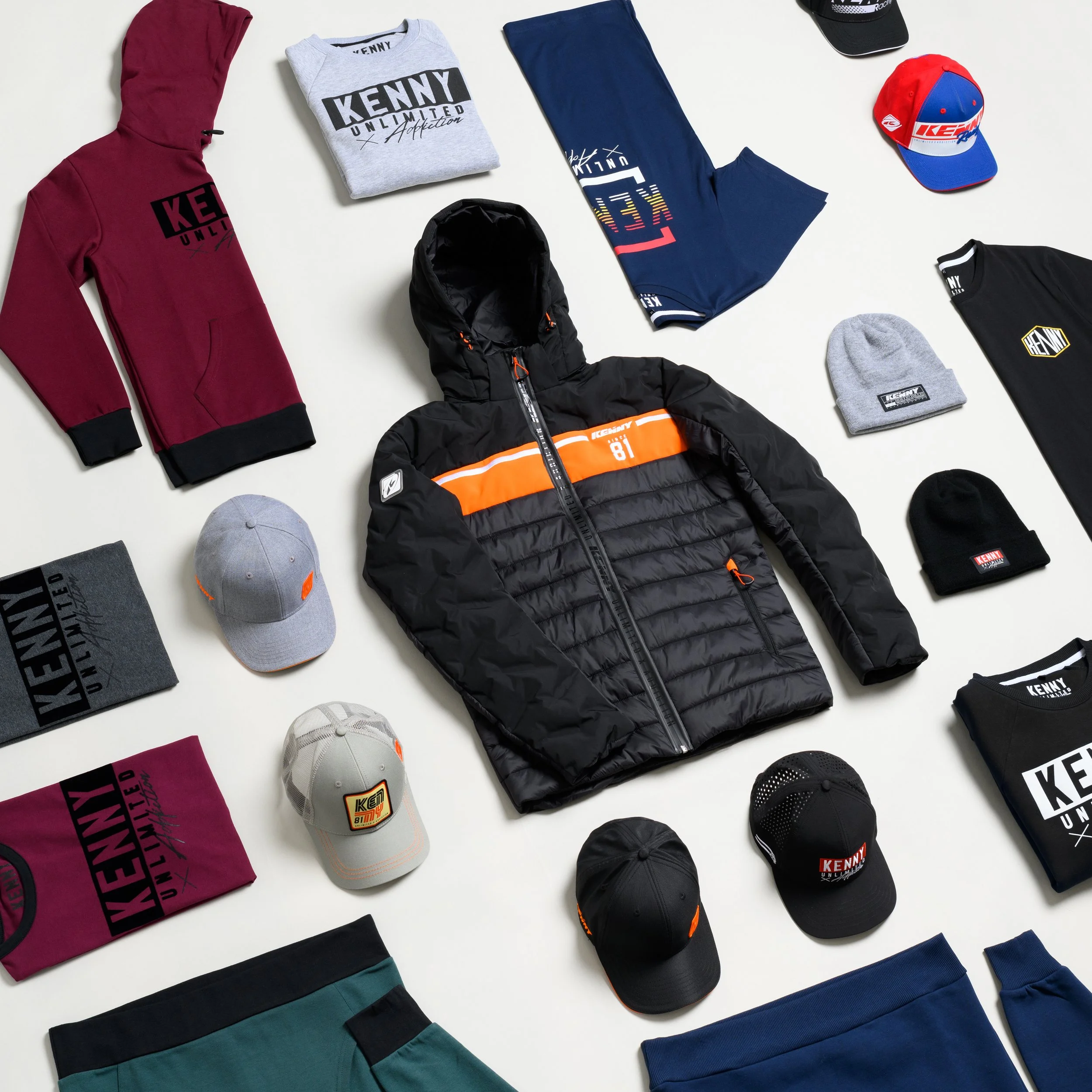 Vêtements et accessoires de sport, comprenant des hoodies, des pulls, des casquettes, des bonnets, des pantalons, des t-shirts, et un sac à dos, portant le logo et le nom de la marque Kenny.