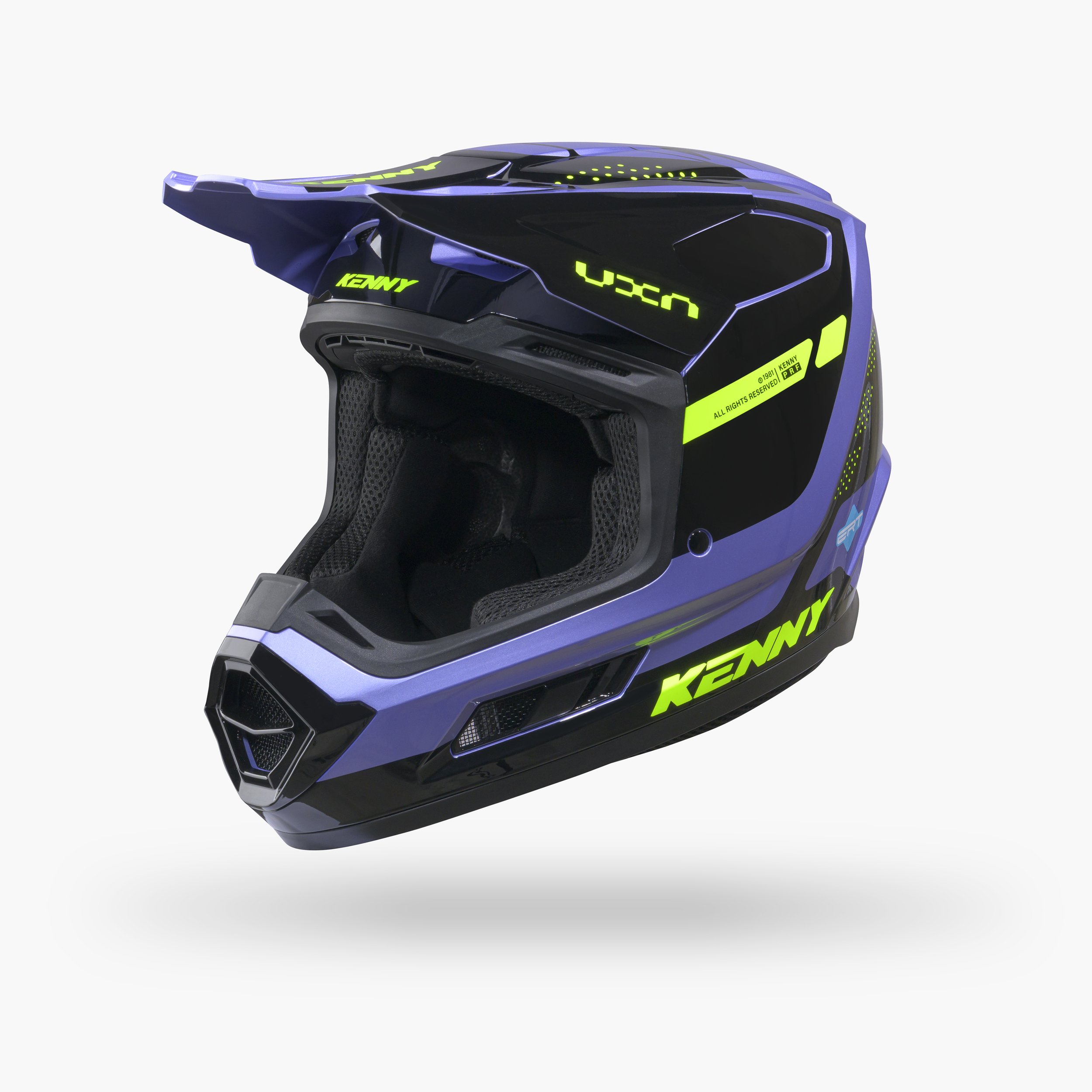 Casque de moto noir et violet avec des détails lumineux verts, marques 'KENNY' et 'UCR' visibles.
