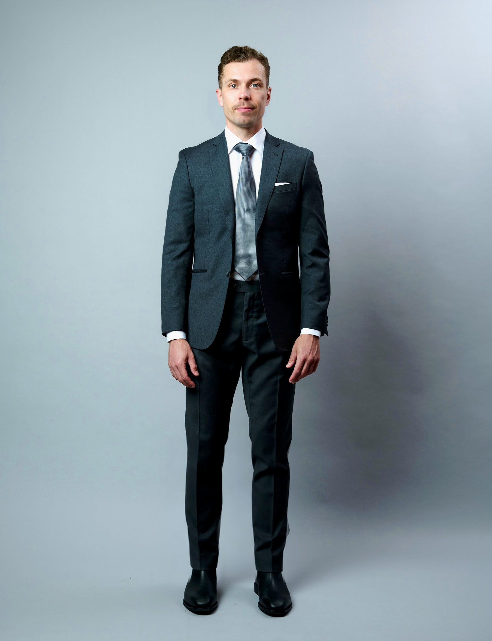 grey-suit-clean-shaven-slightly-shorter-protected-1.png