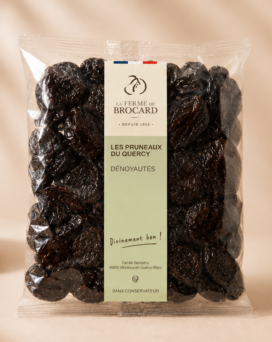 Paquet de pruneaux dénoyautés de la ferme de Brocard, sans conservateur, emballé dans un sachet transparent.