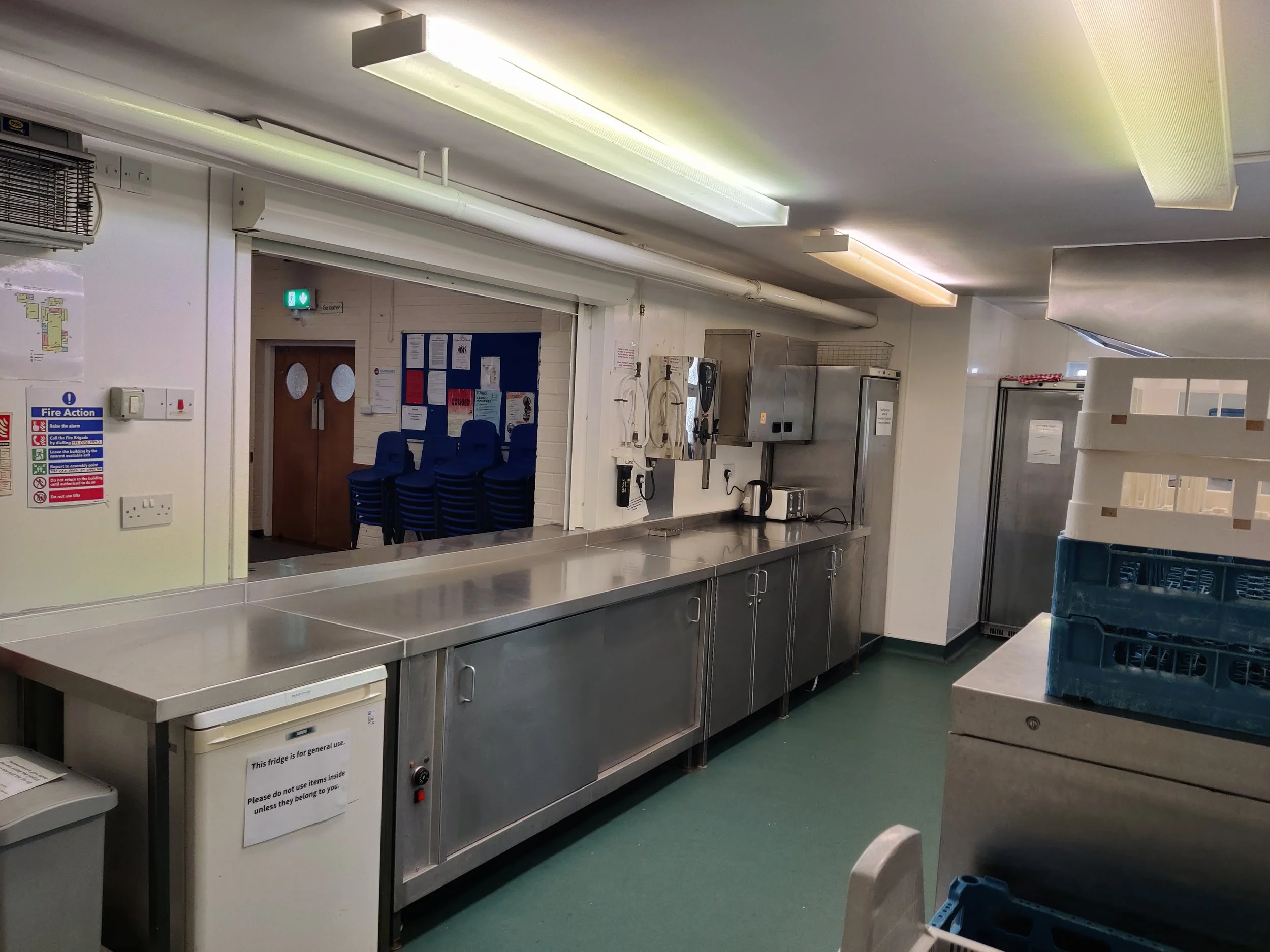 Full kitchen with service hatch
