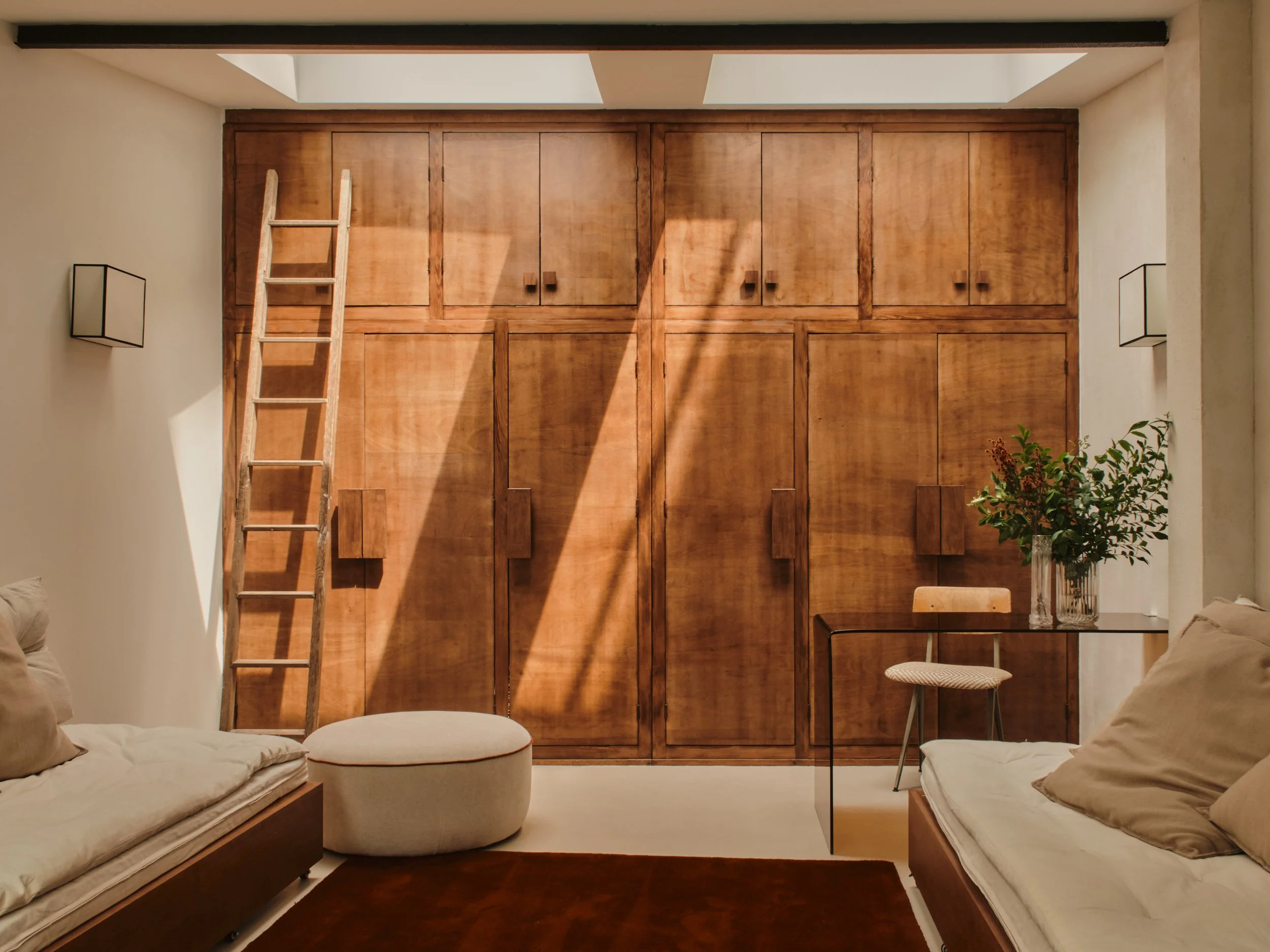 Bibliothèque en bois sur mesure et espace nuit ouvert sur la lumière naturelle.  Lepic à Montmartre, projet MABE architecte d'intérieur Paris 