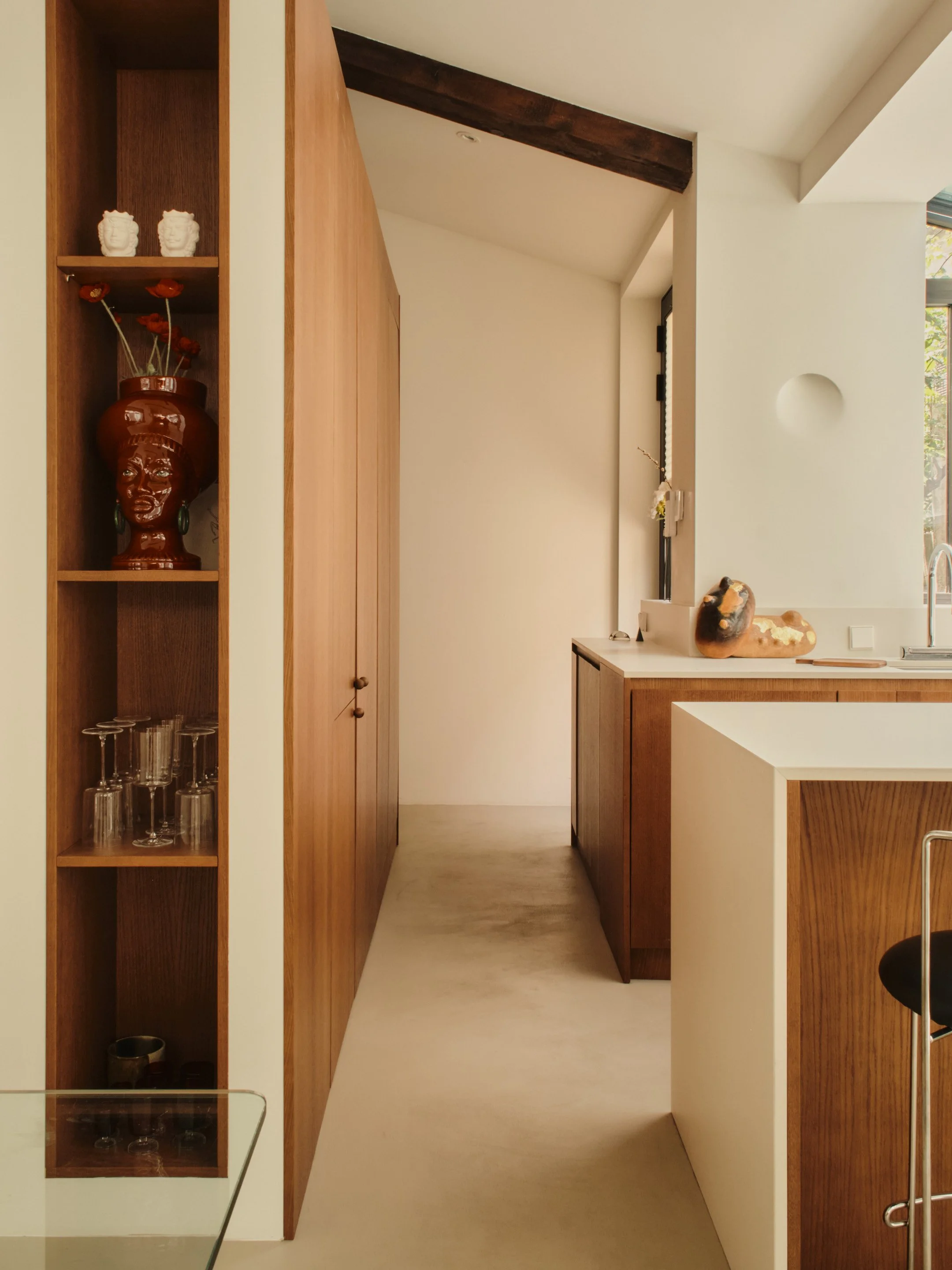 Cuisine et rangements sur-mesure en bois. Matières brutes, béton ciré. Circulation repensées et fluides. Lepic à Montmartre, projet MABE architecte d'intérieur Paris 