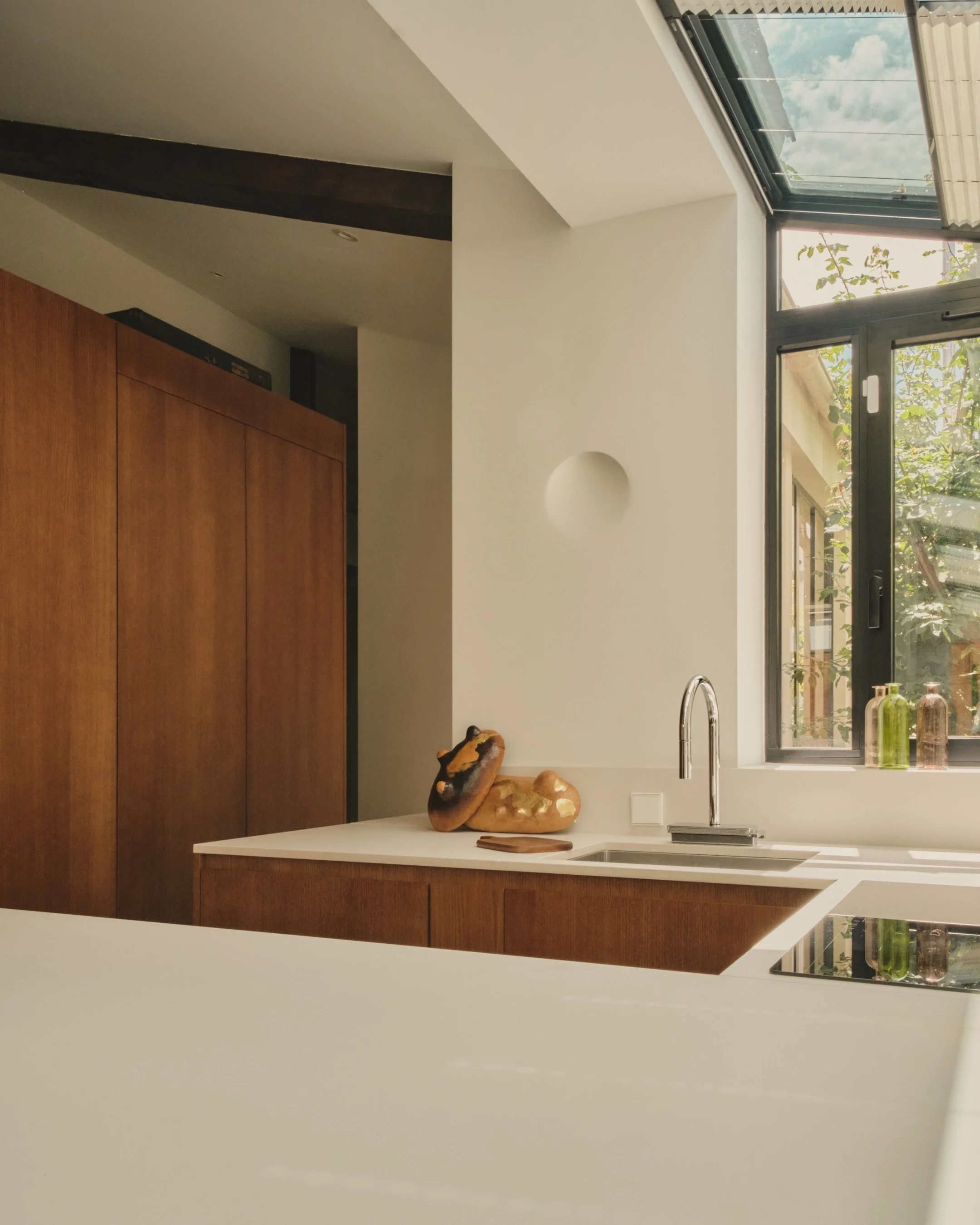 Cuisine et rangements sur-mesure en bois. Matières brutes et circulations repensées. Lepic à Montmartre, projet MABE architecte d'intérieur Paris 
