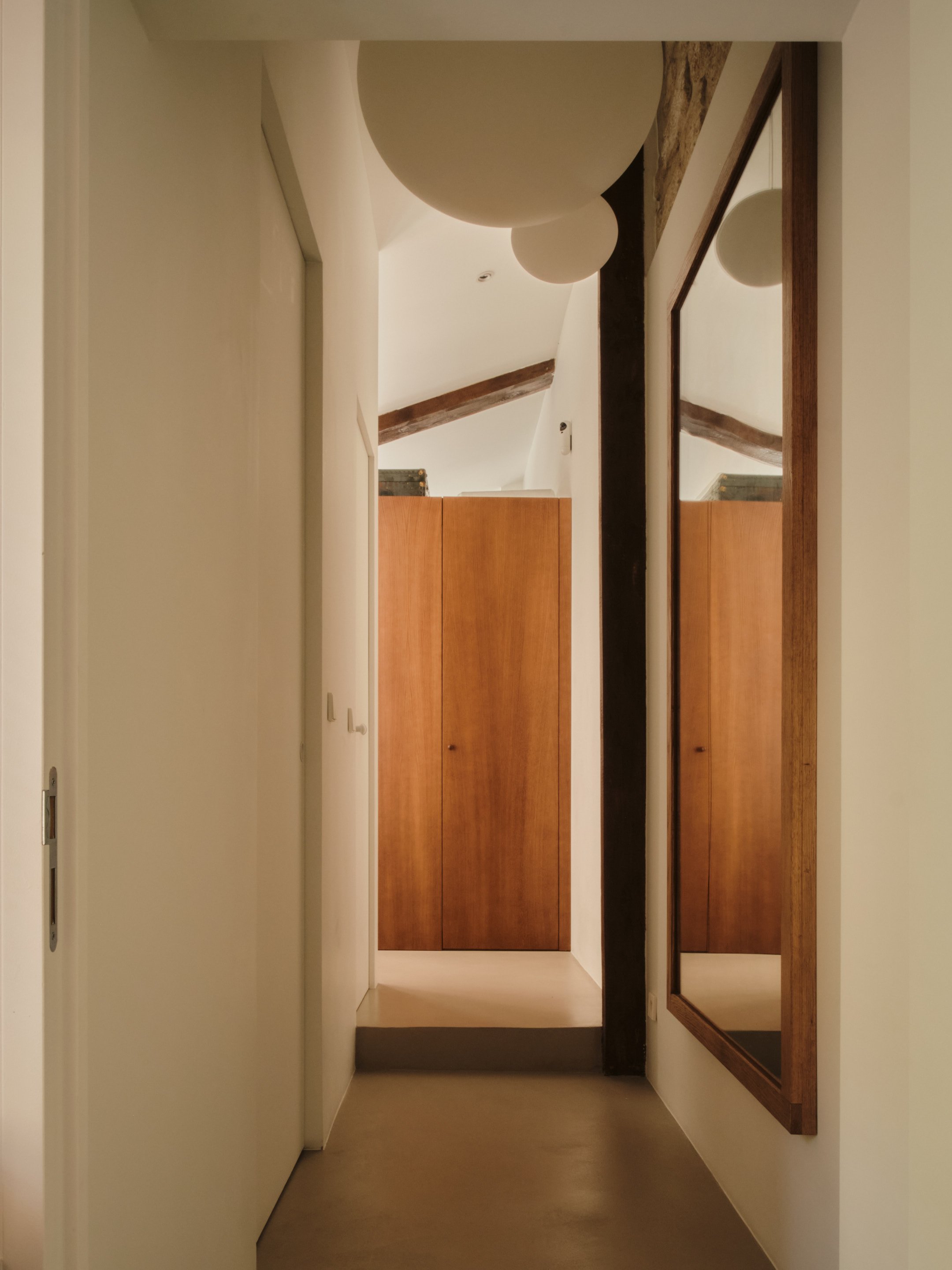 Circulation repensée entre espace jour et espaces plus privés. Lepic à Montmartre, projet MABE architecte d'intérieur Paris 
