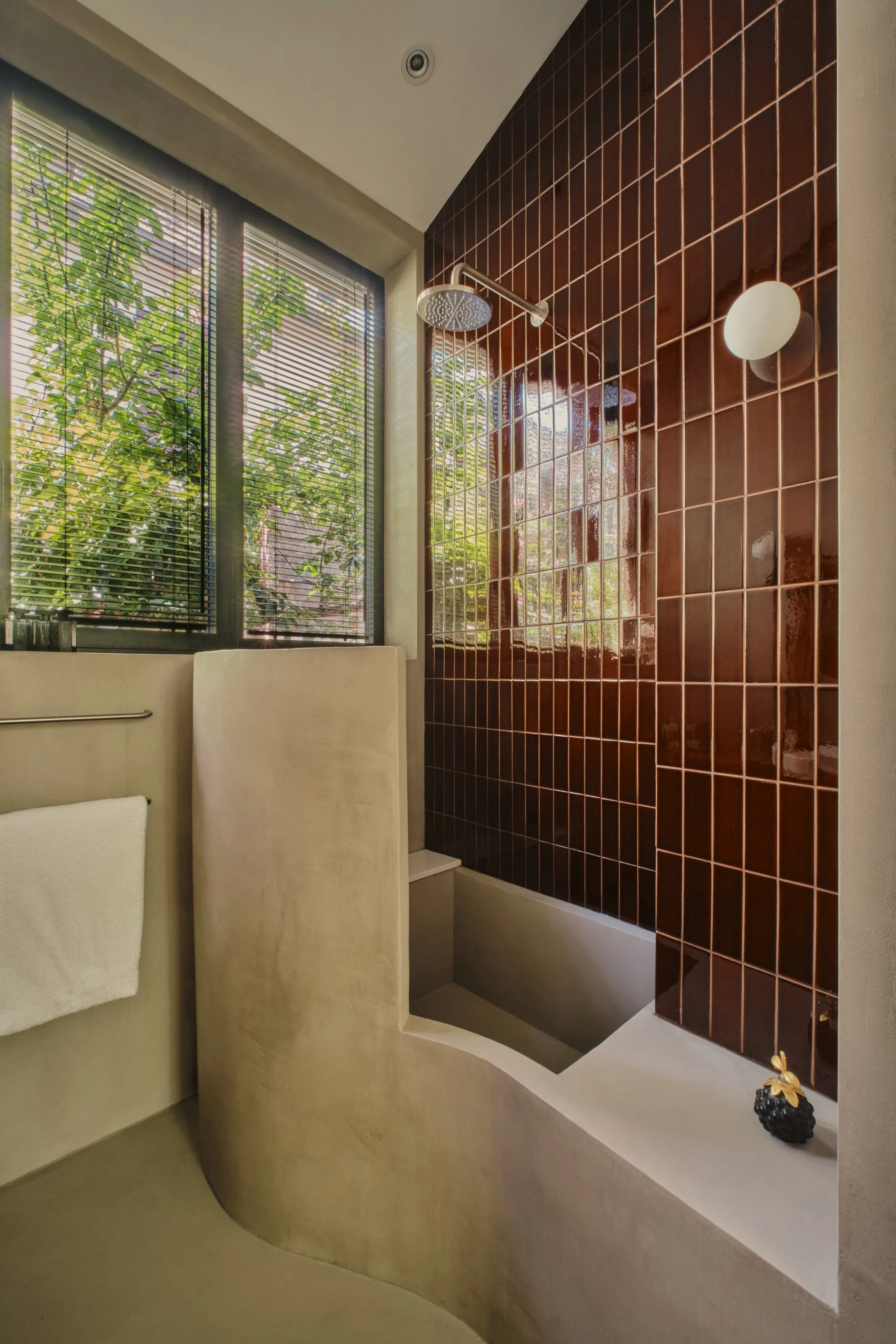 Salle de bain hybride. Baignoire sur-mesure en béton ciré. Carrelage mural bordeaux. Lepic à Montmartre, projet MABE architecte d'intérieur Paris 