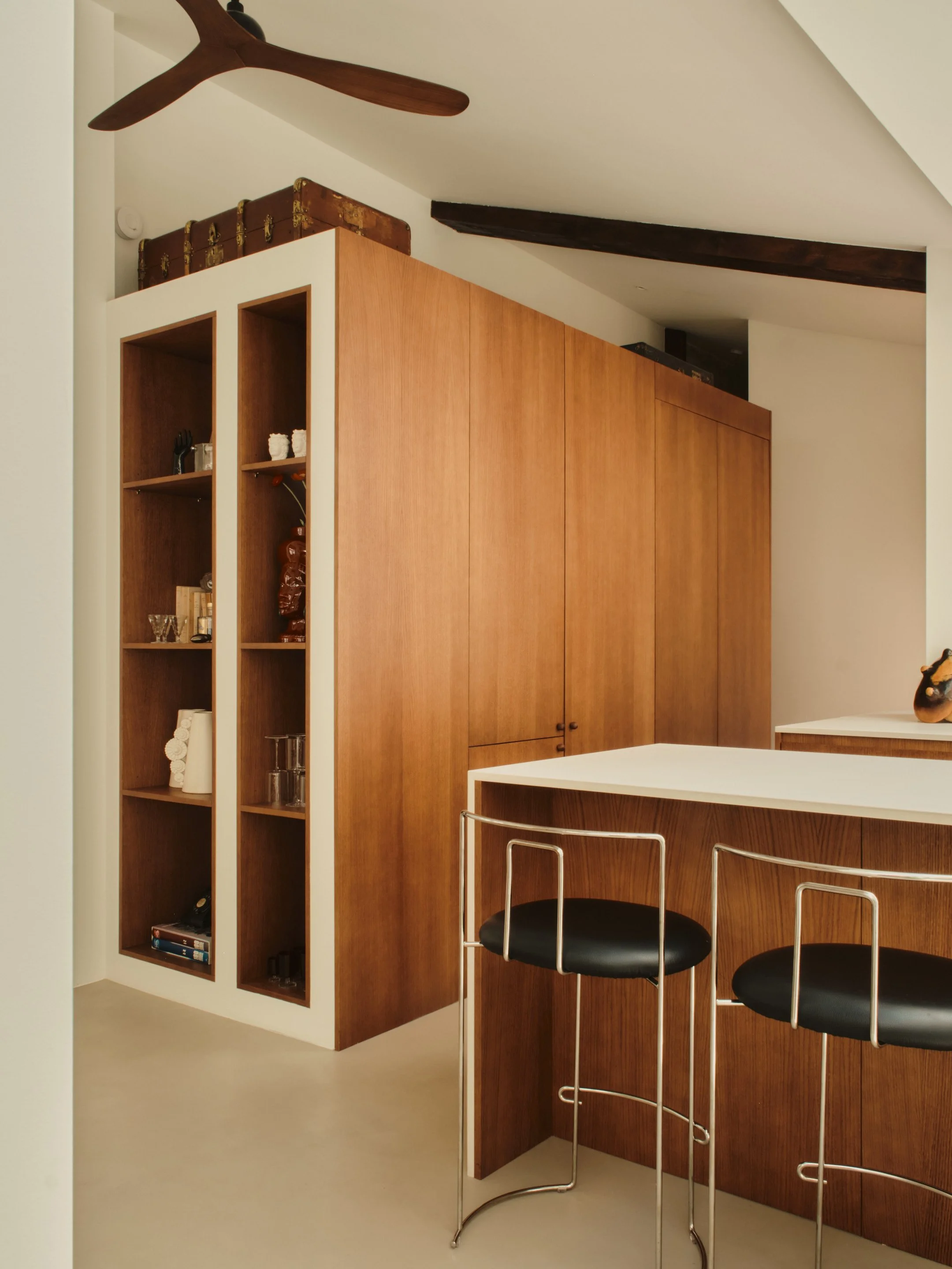 Cuisine et rangements sur-mesure en bois. Matières brutes, béton ciré.  Lepic à Montmartre, projet MABE architecte d'intérieur Paris 
