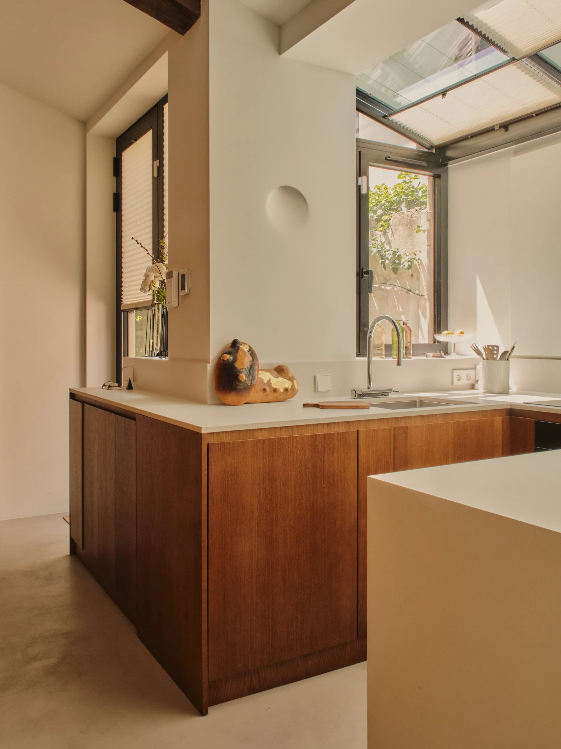 Cuisine et rangements sur-mesure en bois. Matières brutes, béton ciré. Appliques plâtres encastrées. Lepic à Montmartre, projet MABE architecte d'intérieur Paris 