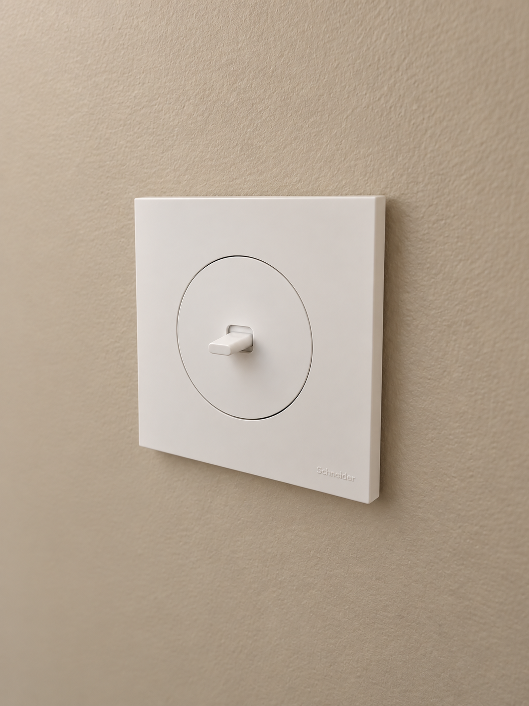 Interrupteur blanc à bascule sur un mur beige