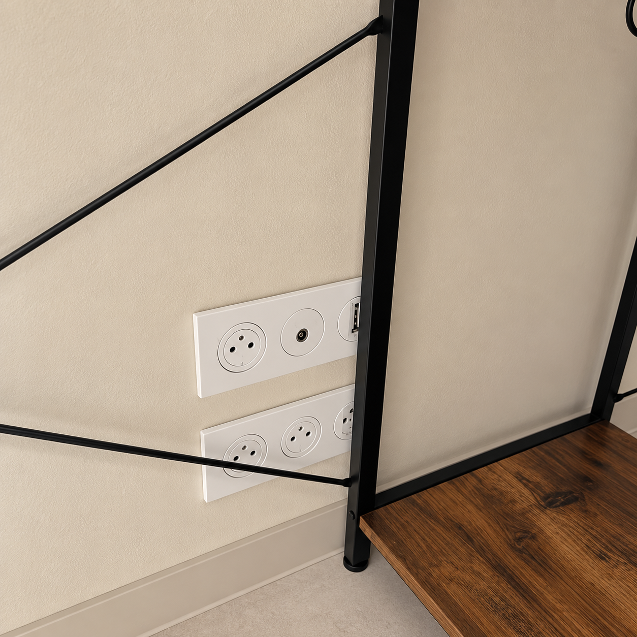 Prises électriques et ports USB intégrés dans une planche en bois près d'un mur beige.