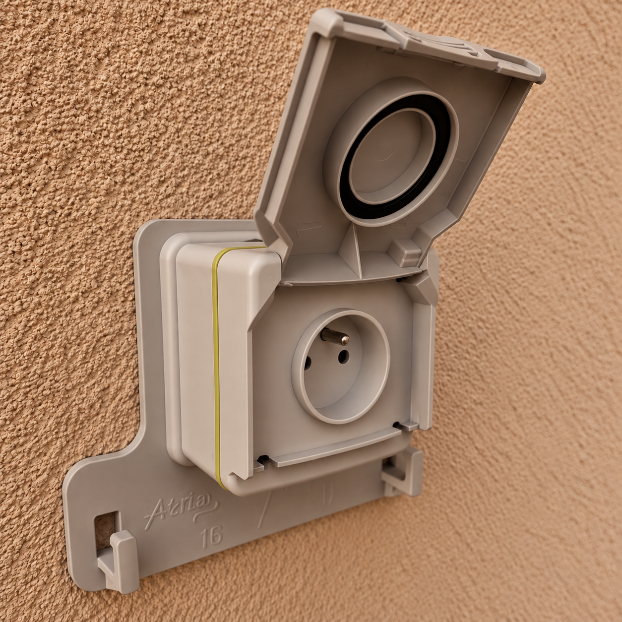 Prise électrique vide sans le couvercle fermé, fixé au mur.