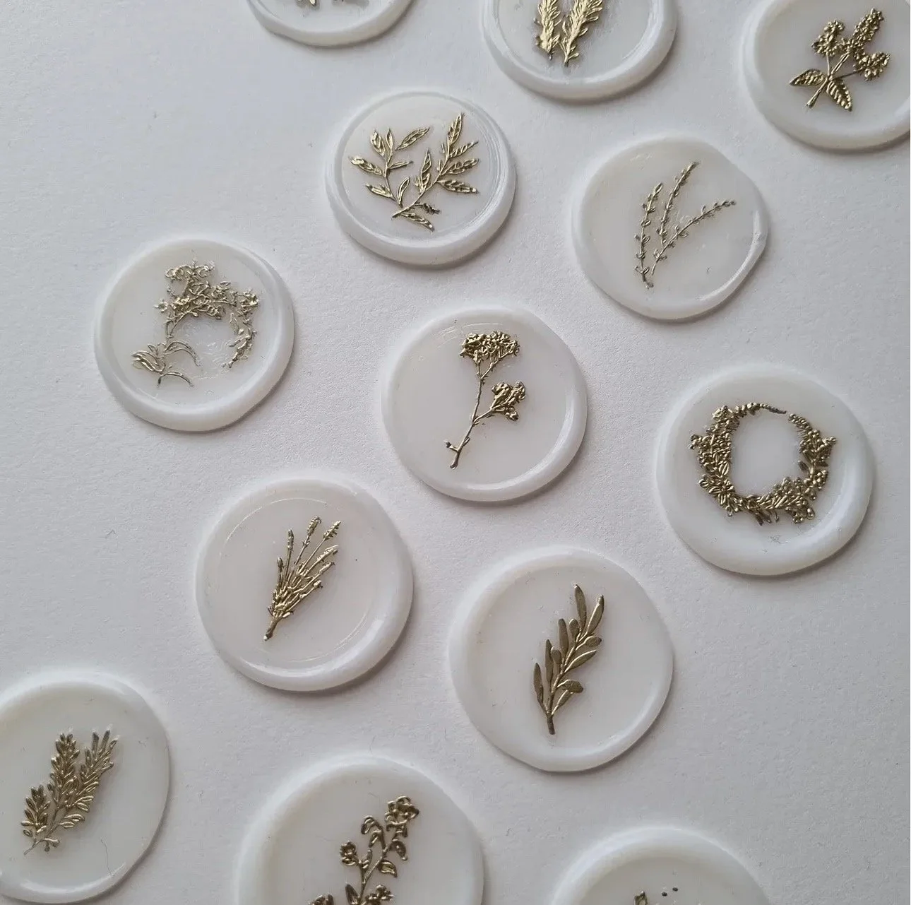 Box of 12 Floral Wax Seals with Golden Finish