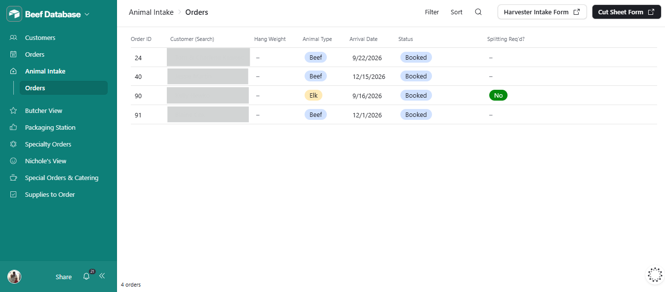 Screenshot of a beef database order management system showing four orders with details including order ID, customer, hang weight, animal type, arrival date, status, and splitting requirement. The orders are for beef and elk, with statuses marked as booked and one customer marked as no.