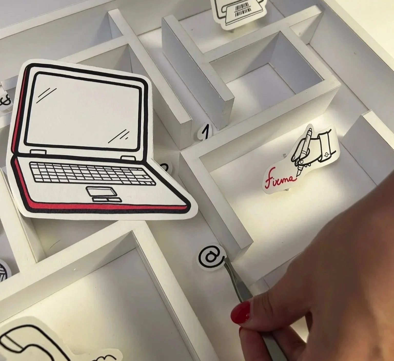 Dispositivo di voto con simbolo di laptop e scritta in italiano 'Fai una' e un'illustrazione di una mano che scrive, destinato a incoraggiare l'azione di voto.