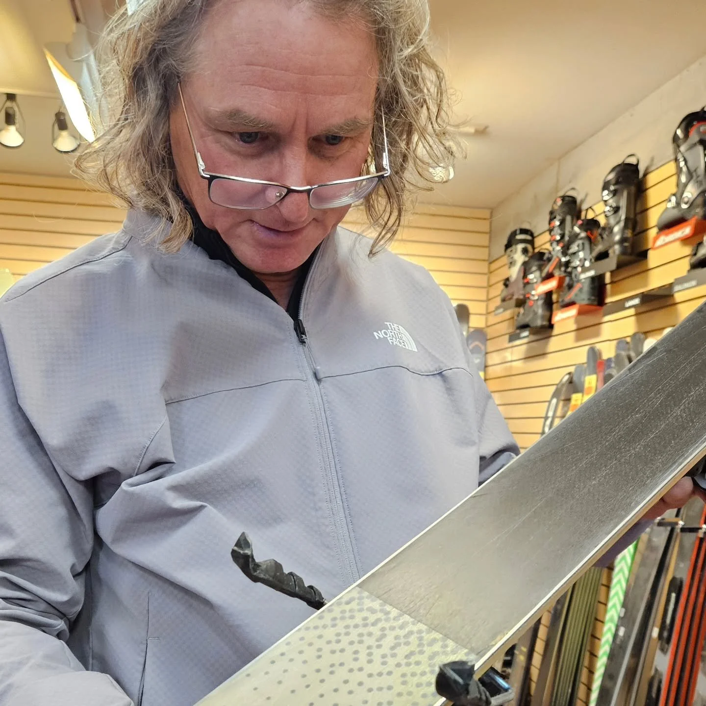 Now is the time to inspect your skis and boards. We're offering 30% tunes through the end of October! 
#dontwaitforsnow #tuneemup #makeemshine
