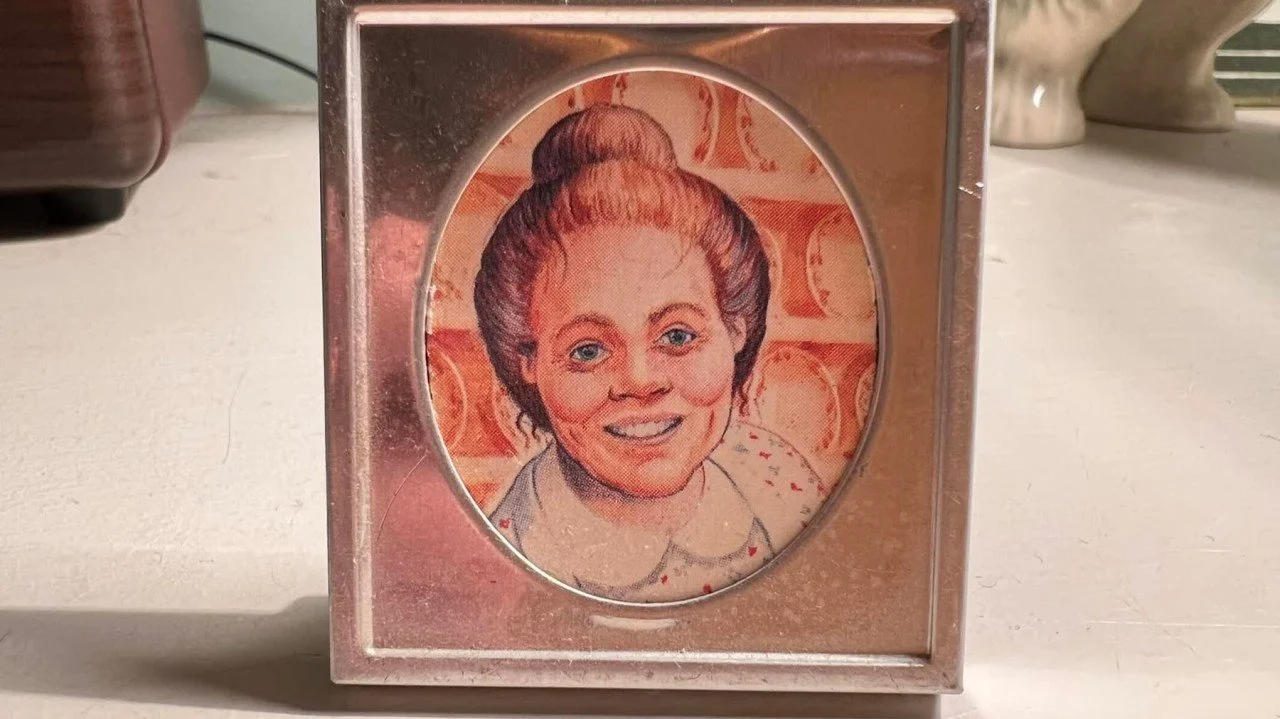 Aunt Bessie and the Cracker Frame 
