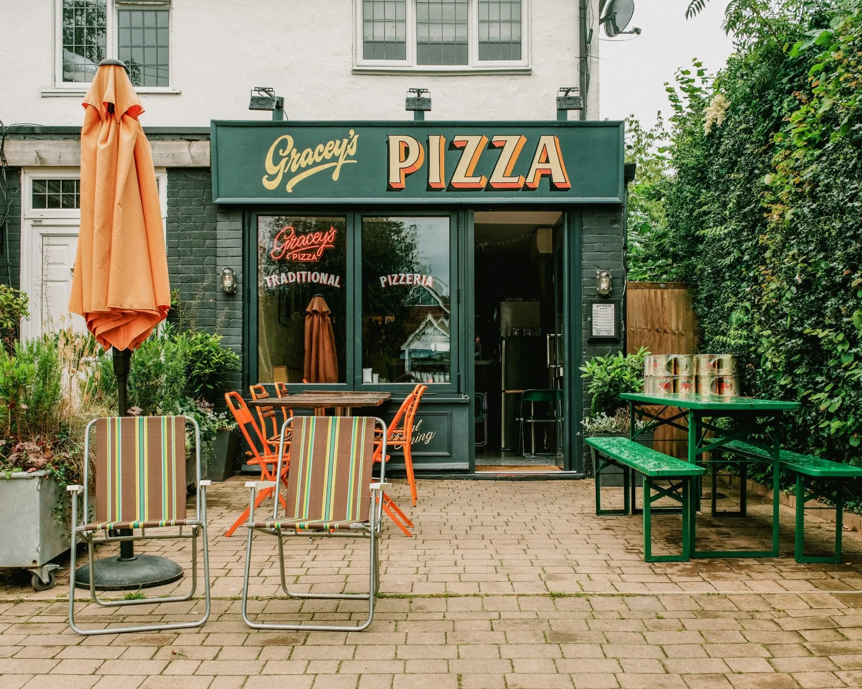 Gracey's Pizza St Albans shopfront with outdoor seating