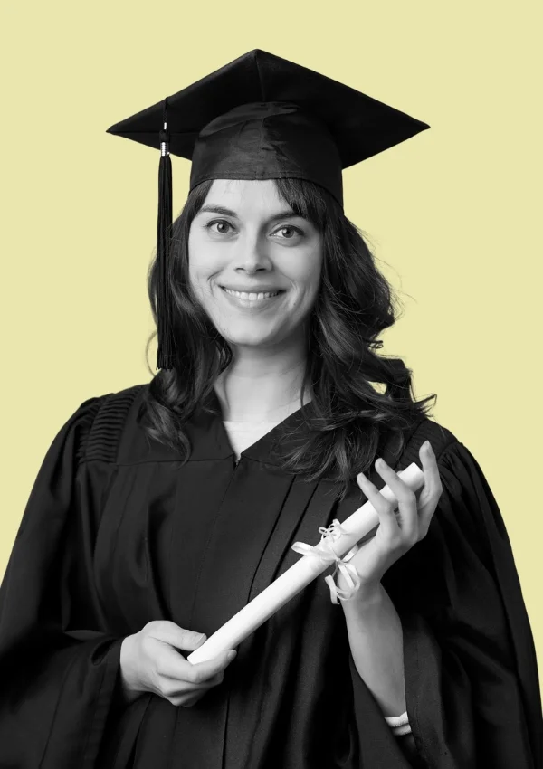 Femme diplômée en robe de graduation, noir et blanc, portant un chapeau de graduation, tenant un diplôme, sur fond jaune lime vif.